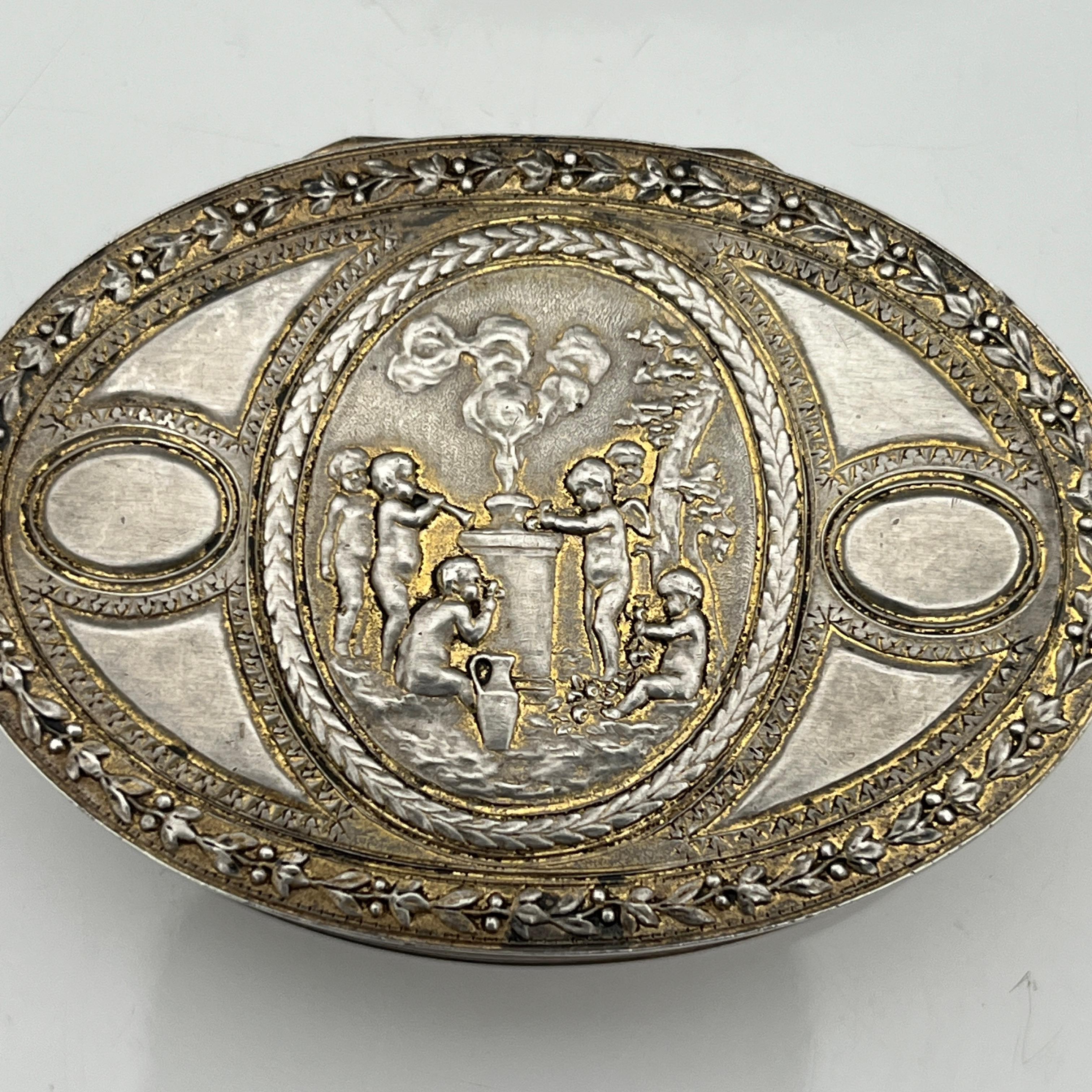 Argent Petite boite en argent massif partiellement doré à décor chérubins, France, XIXe en vente