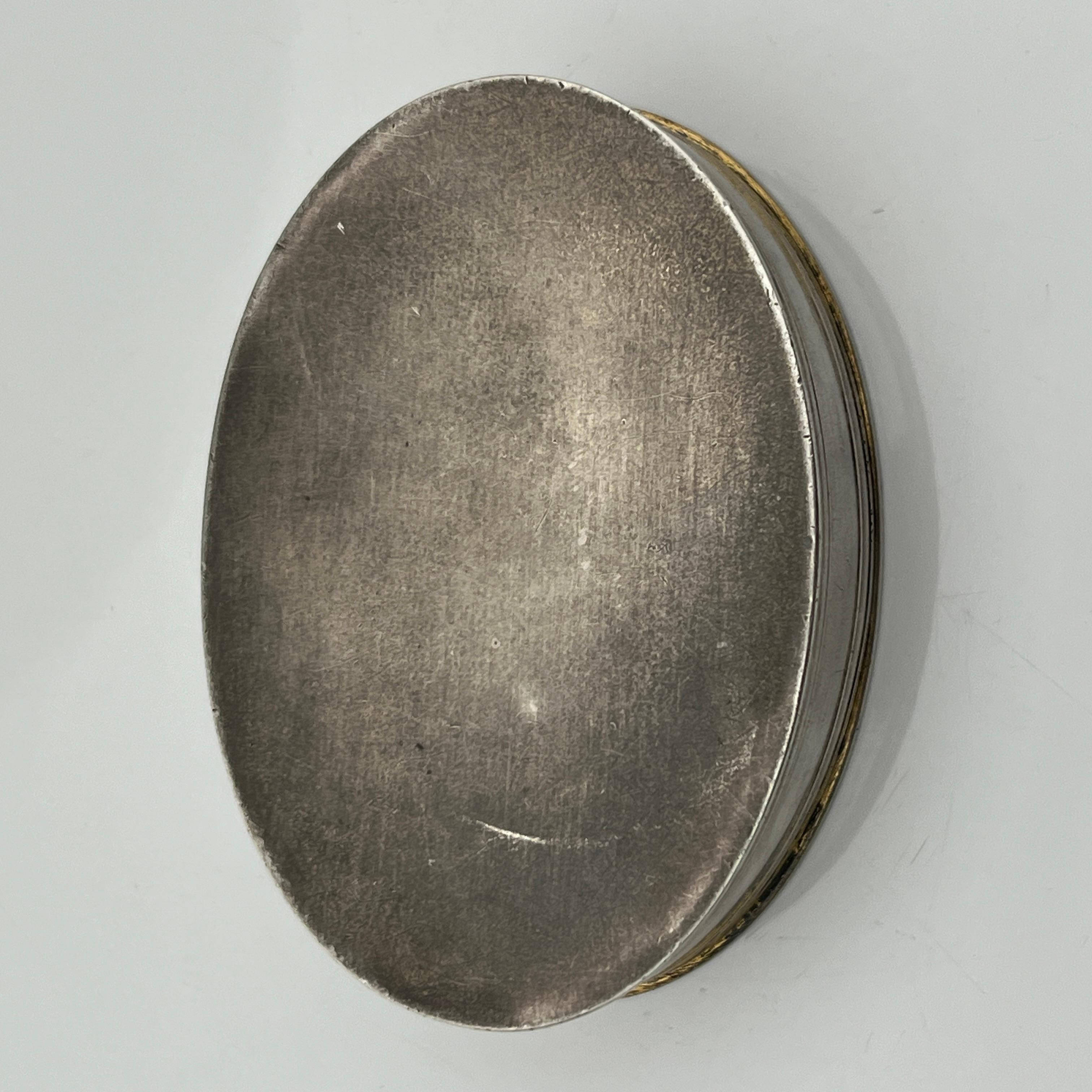 Petite boite en argent massif partiellement doré à décor chérubins, France, XIXe en vente 2