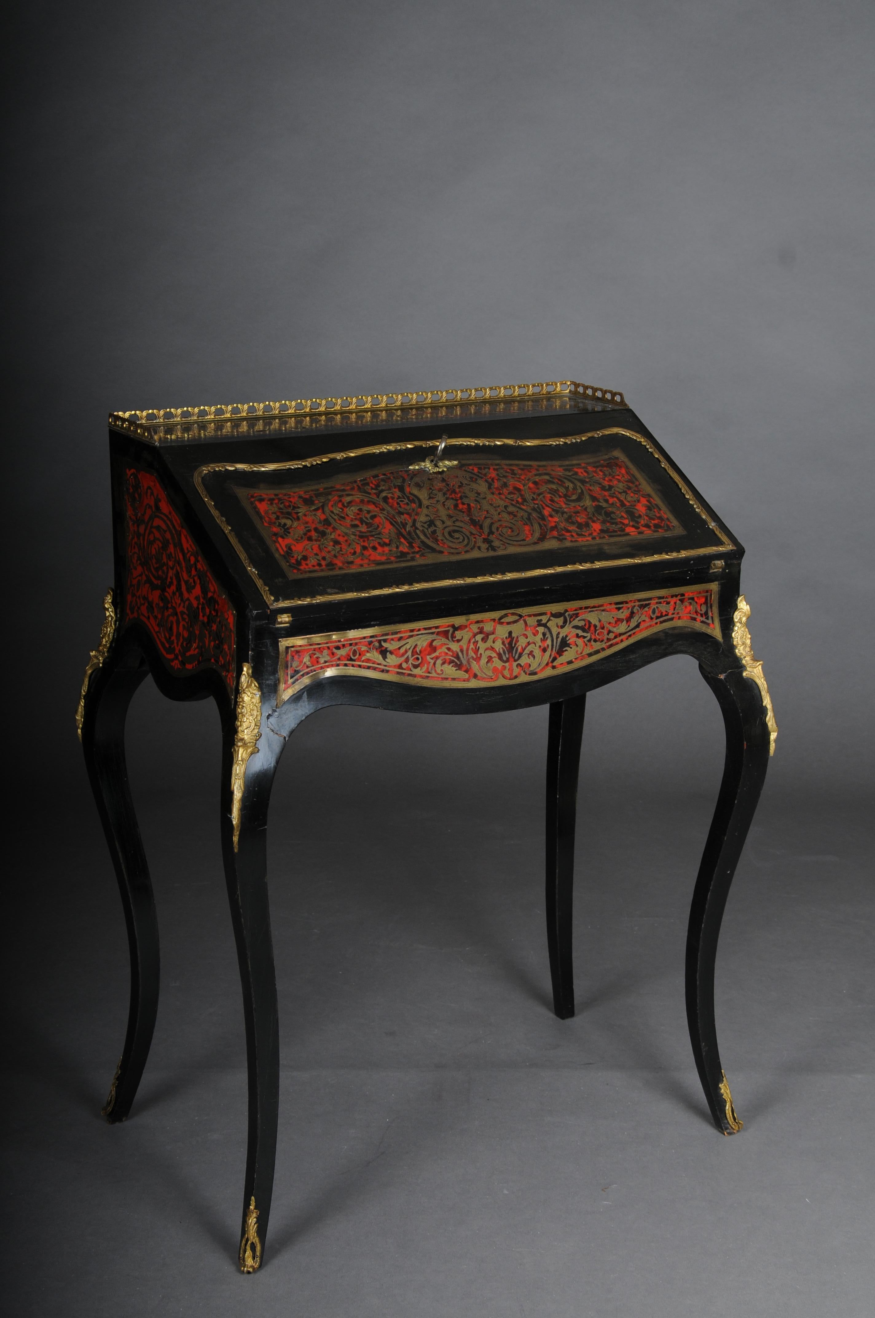 Petite Boulle inclined flap secretary, beech, Napoleon III

Solid beech secretary completely blackened with classic Boulle technique. Curved body. Extensive gilt brass work. Interior with three drawers and storage compartments.