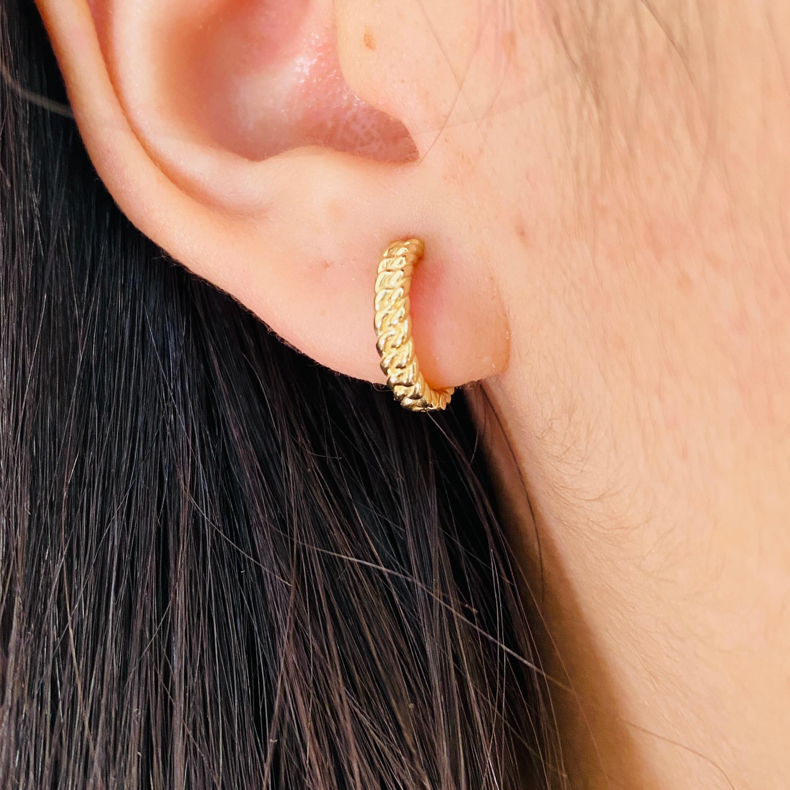 Diese geflochtenen Schönheiten sind der perfekte Ohrring zum Umwickeln Ihres Ohrläppchens! Das geflochtene Design dieser zierlichen Creolen ist klassisch und perfekt für den Alltag. Wenn Sie sie einmal ausprobiert haben, wissen Sie, warum Huggie