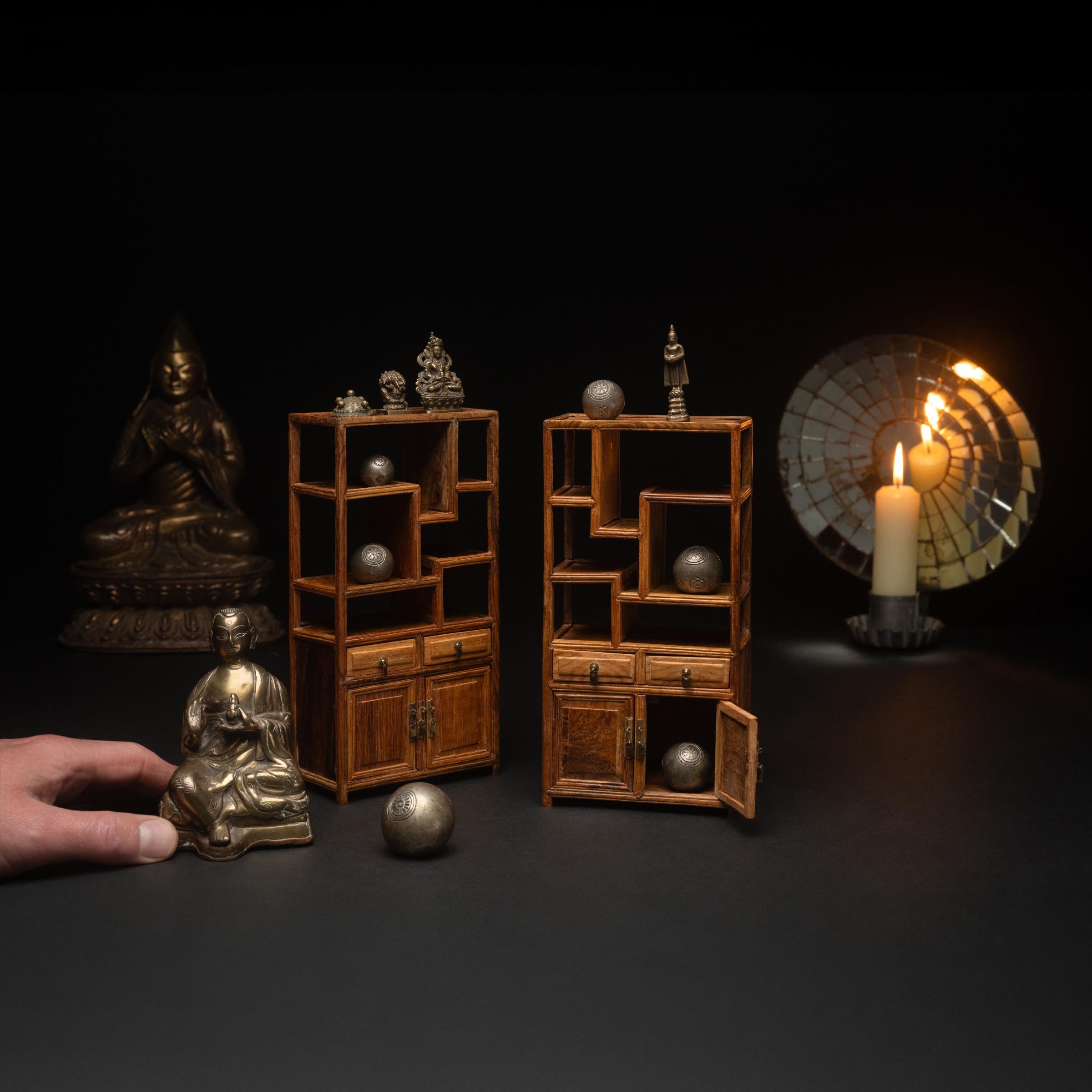 Dieses zierliche Gebetsamulett aus Messing stellt den buddhistischen Bodhisattva Avalokiteshvara dar, der auch unter den Namen Chenresi, Guanyin oder Kannon bekannt ist. Dieser Bodhisattva, der als Verkörperung des Mitgefühls gilt, verbreitet