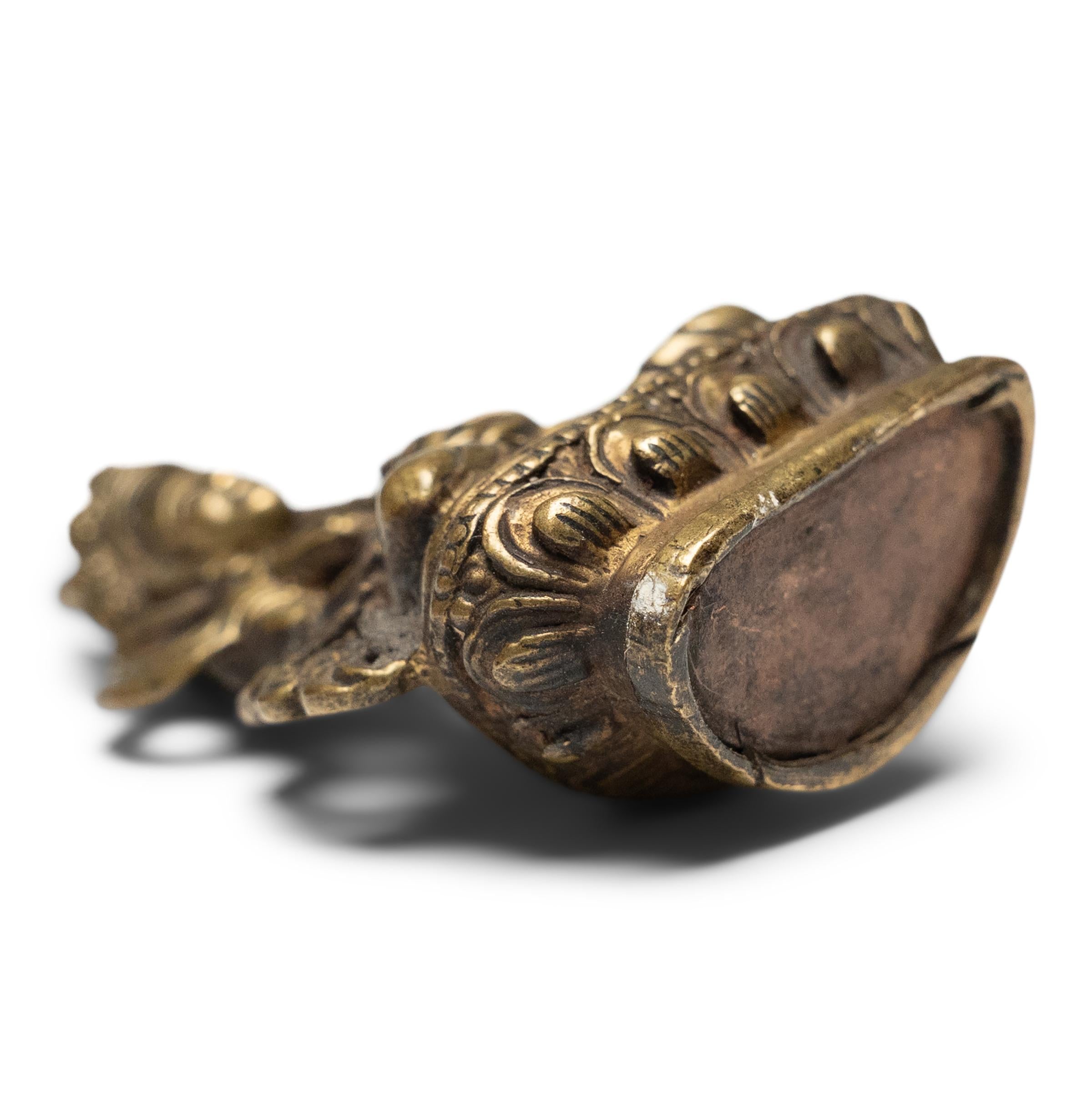 Kleines Messing-Amulett von Avalokiteshvara im Zustand „Gut“ im Angebot in Chicago, IL