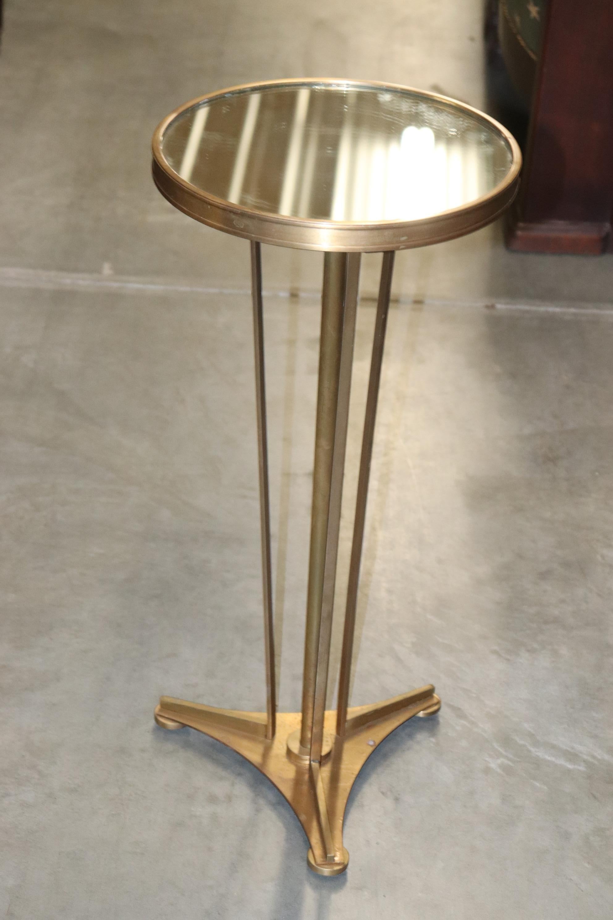 Charmant guéridon ou table d'appoint en laiton massif et miroir de 12 pouces x 12 pouces de large. La table est en très bon état et présente un léger biscuit d'huître (défaut du verre) et une petite fissure dans le plateau en miroir. Mesure 25,5 de