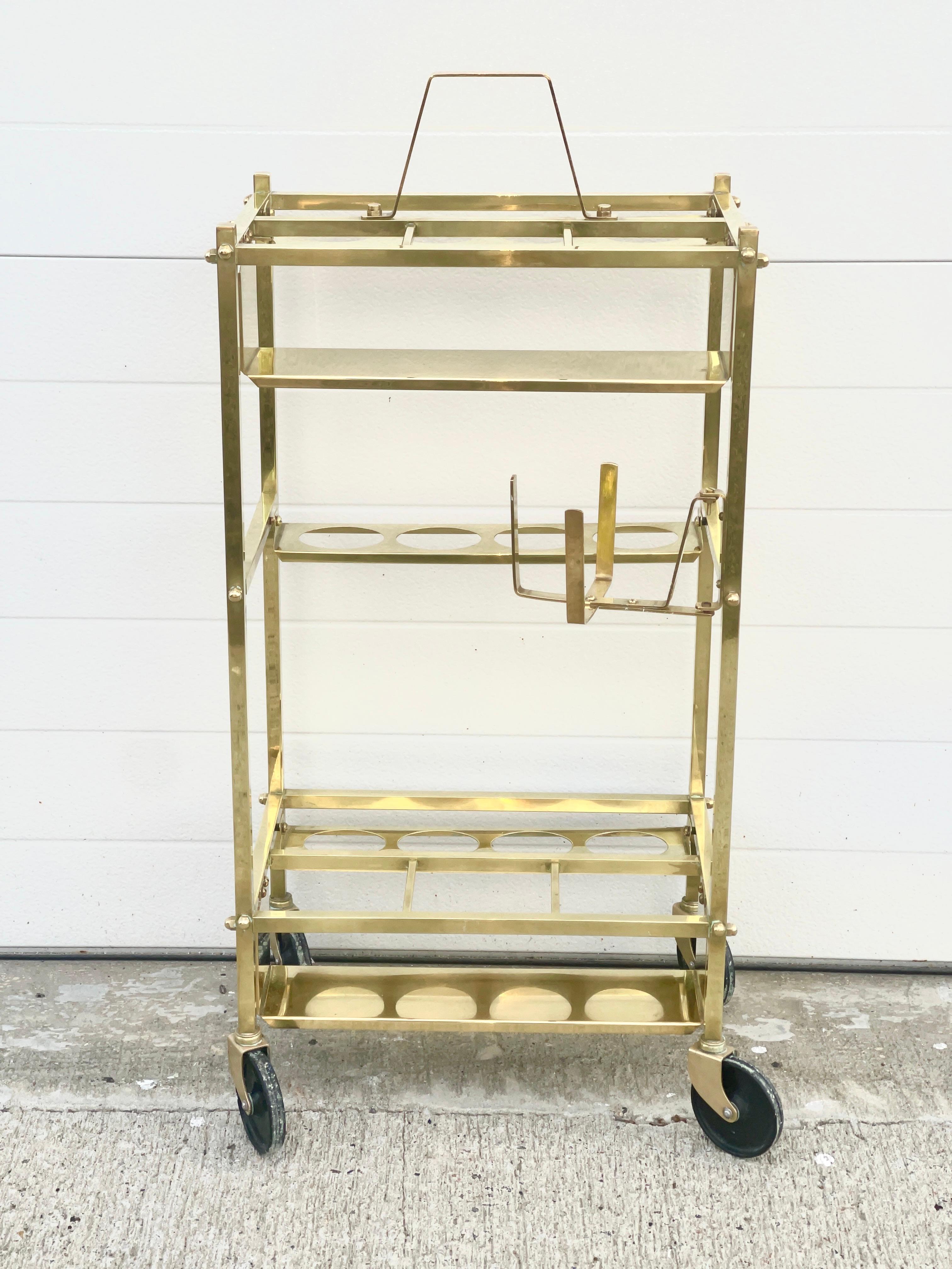 Pequeño carro o carrito de bar de latón macizo perfecto para martinis o helados italianos.
27.
