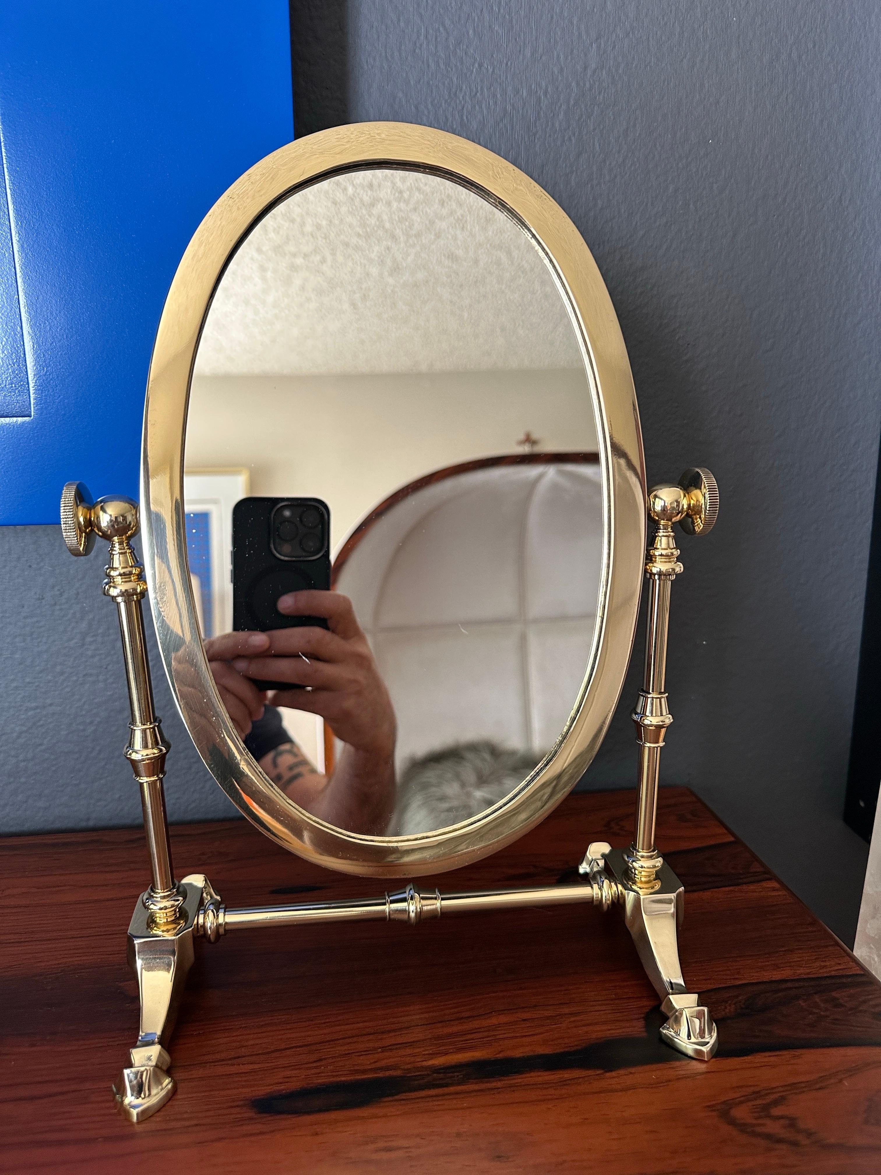 Petit miroir de courtoisie inclinable en laiton poli dans le style de Charles Hollis Jones.
Seul le miroir ovale mesure 10,5