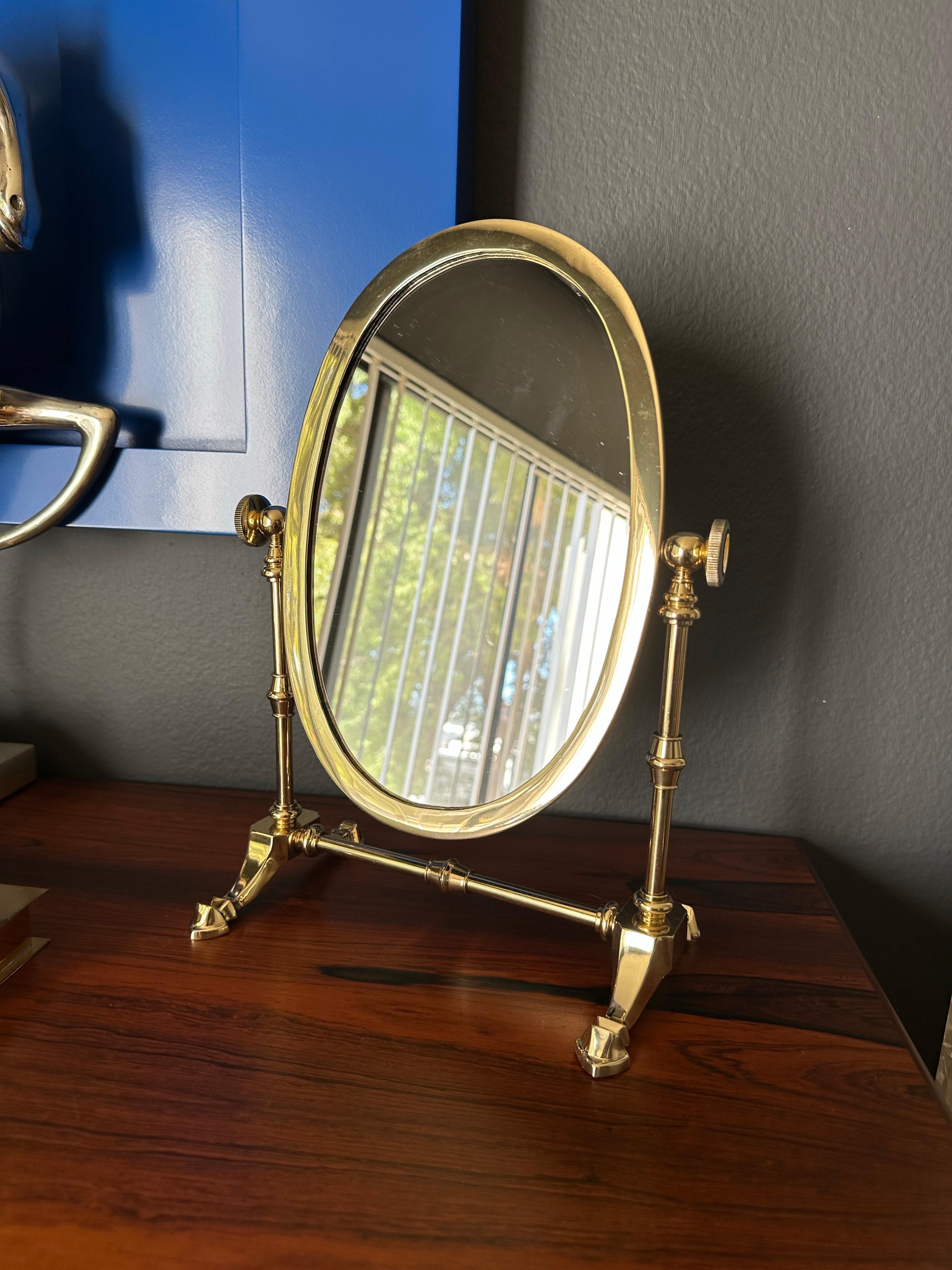 Hollywood Regency Miroir de courtoisie inclinable en laiton en vente