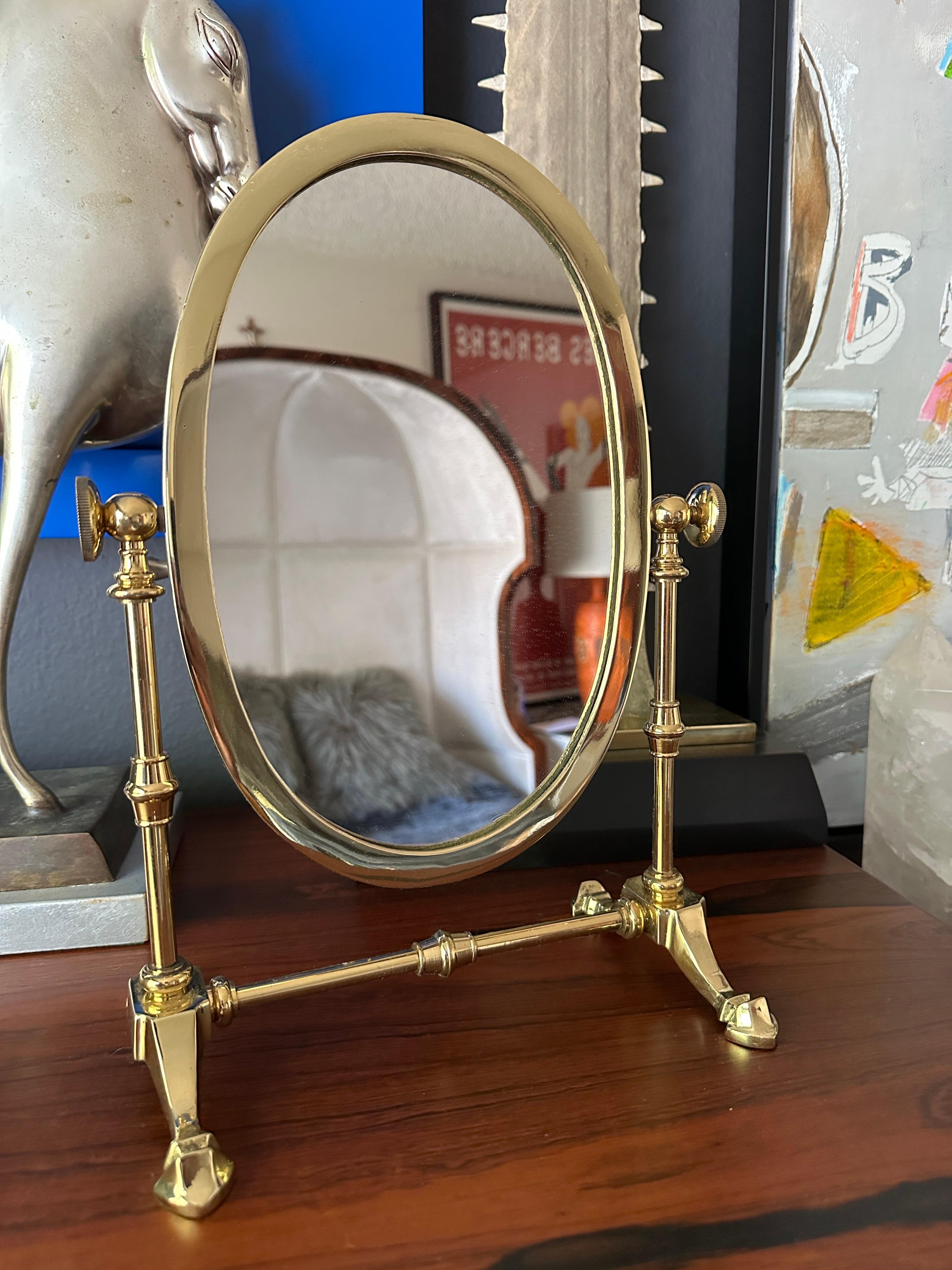 Hollywood Regency Petit miroir de courtoisie en laiton  en vente