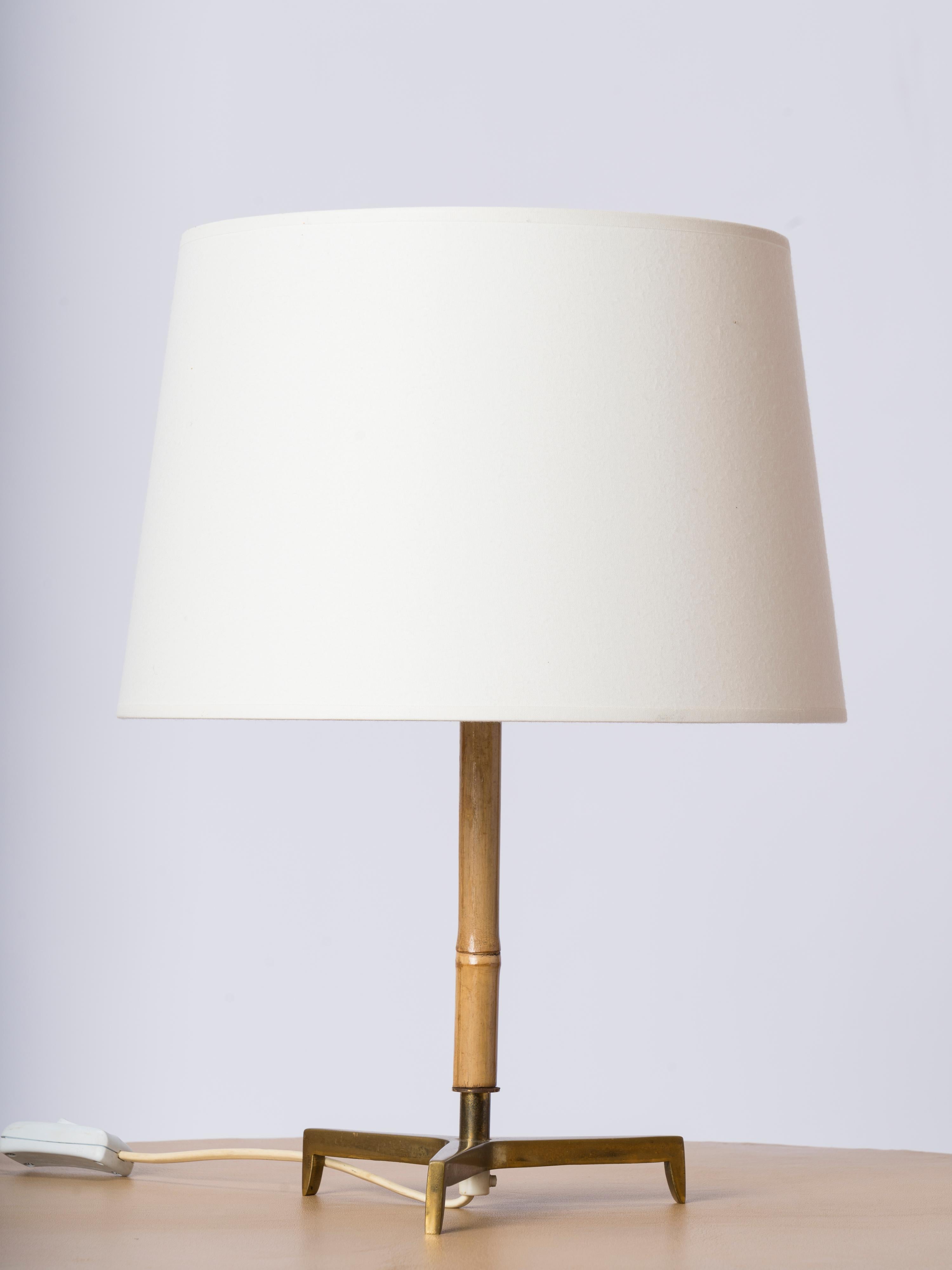 Petite Bronze & Bamboo Scandinavian Table Lamp - Scandinavia 1960's In Good Condition For Sale In New York, NY