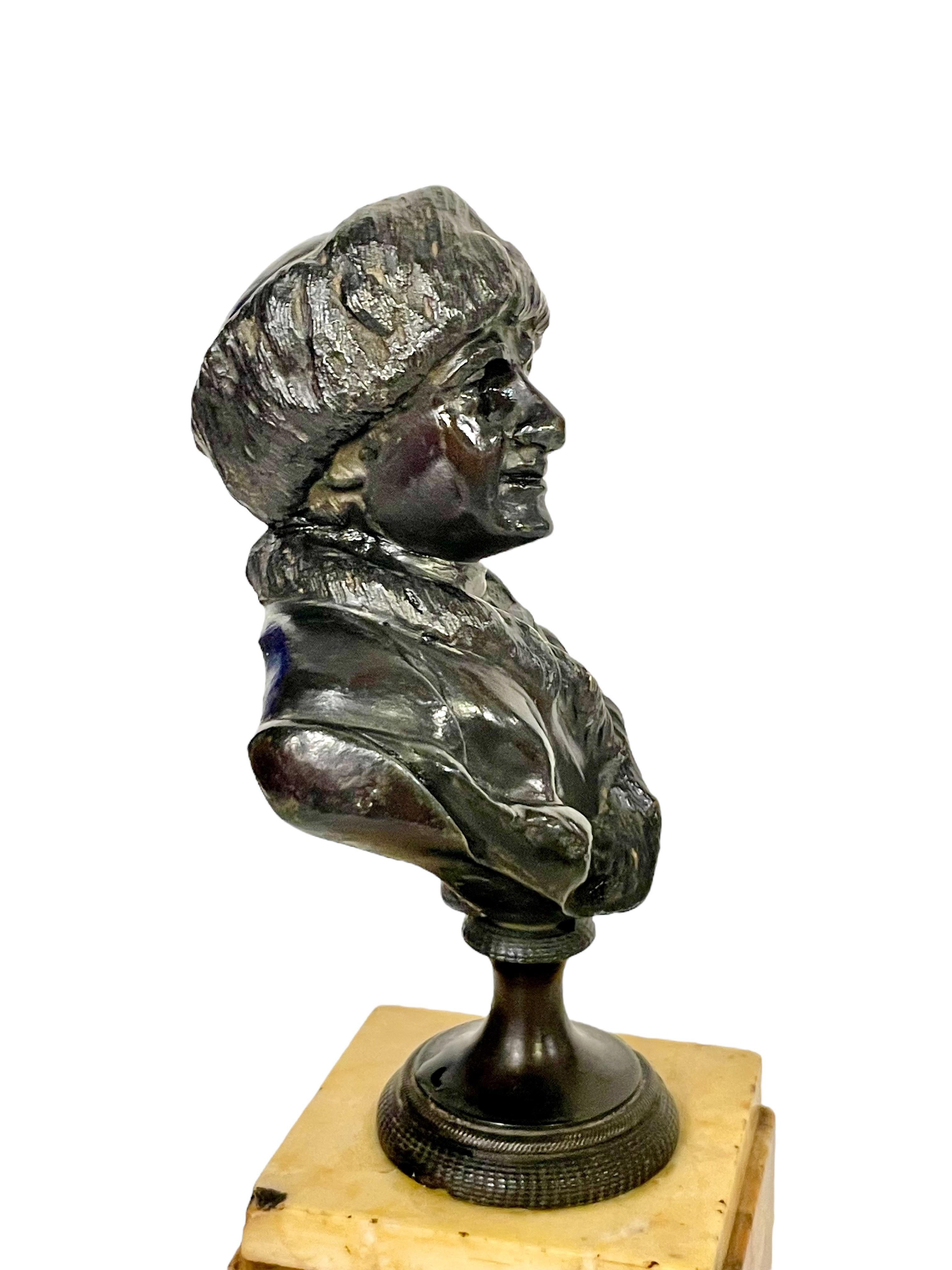 Siglo XIX Pequeño busto de bronce de Jean Jacques Rousseau sobre mármol de Siena en venta 2