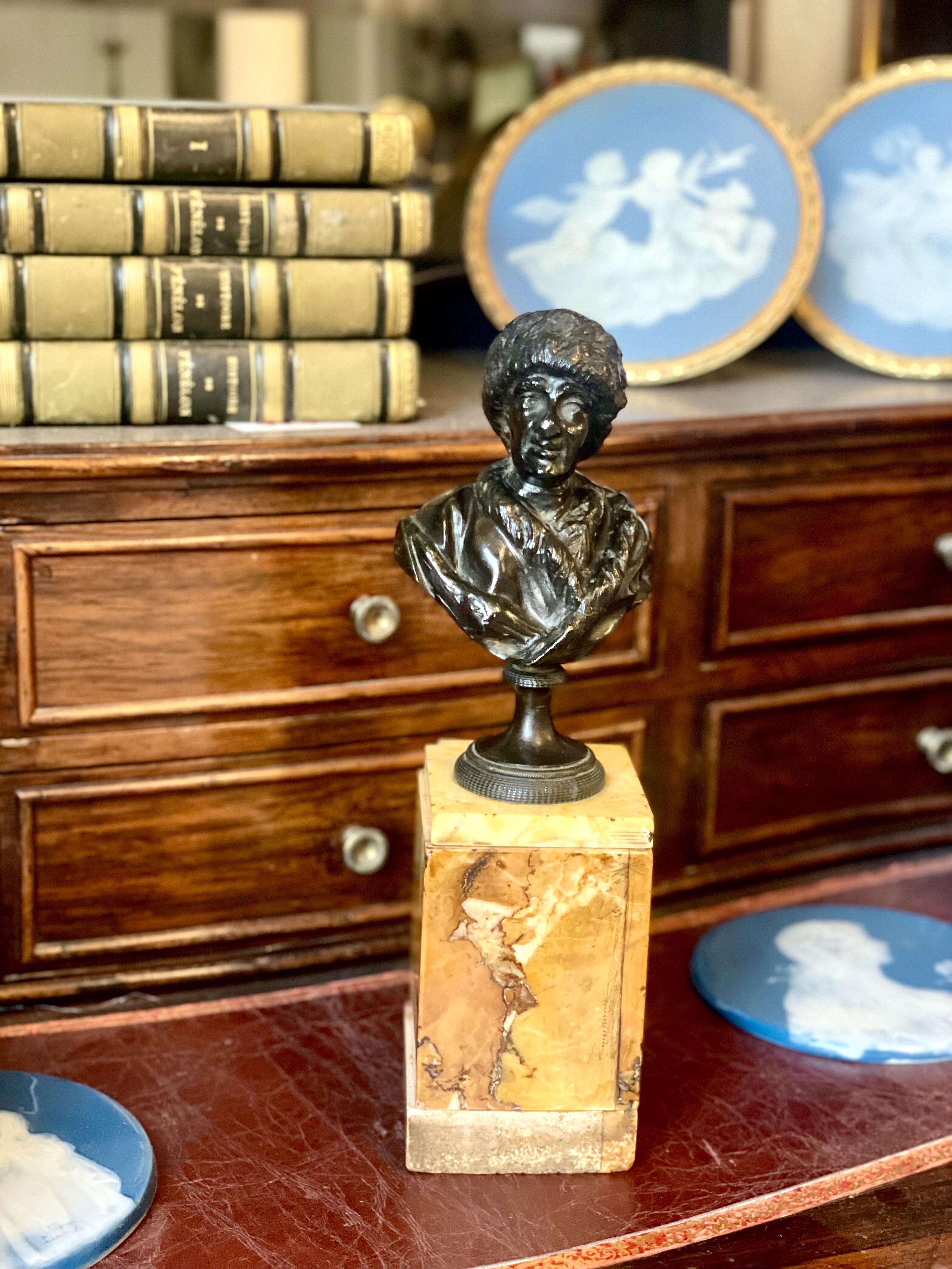 Siglo XIX Pequeño busto de bronce de Jean Jacques Rousseau sobre mármol de Siena en venta 5
