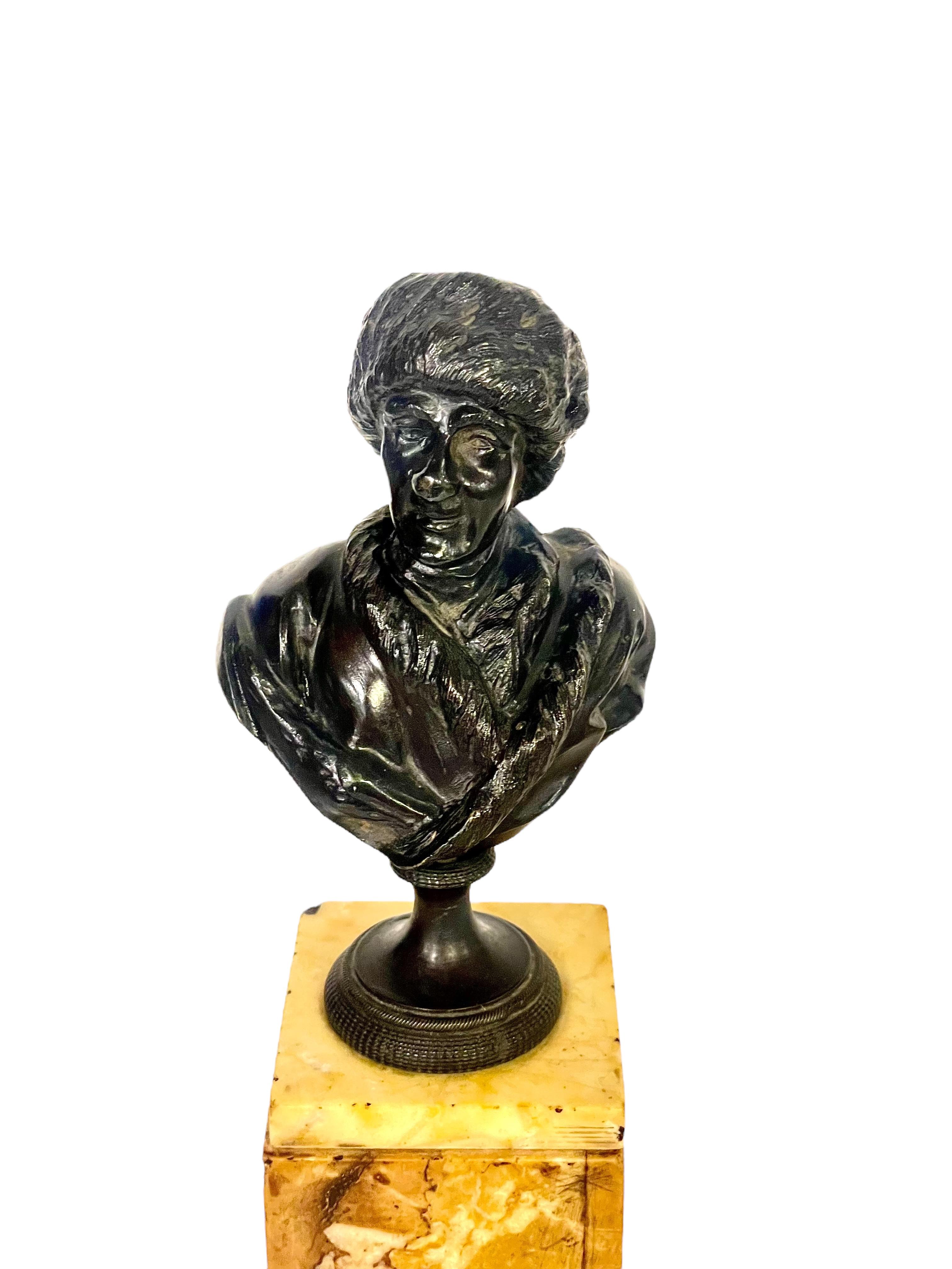 Este hermoso busto-retrato de bronce de Jean Jacques Rousseau (1712-1778) mide 22 cm de altura y está montado sobre un zócalo de placas de mármol amarillo de Siena, extraído del Monte Arrenti, cerca de Sovicille, en el centro de Italia. El bronce,