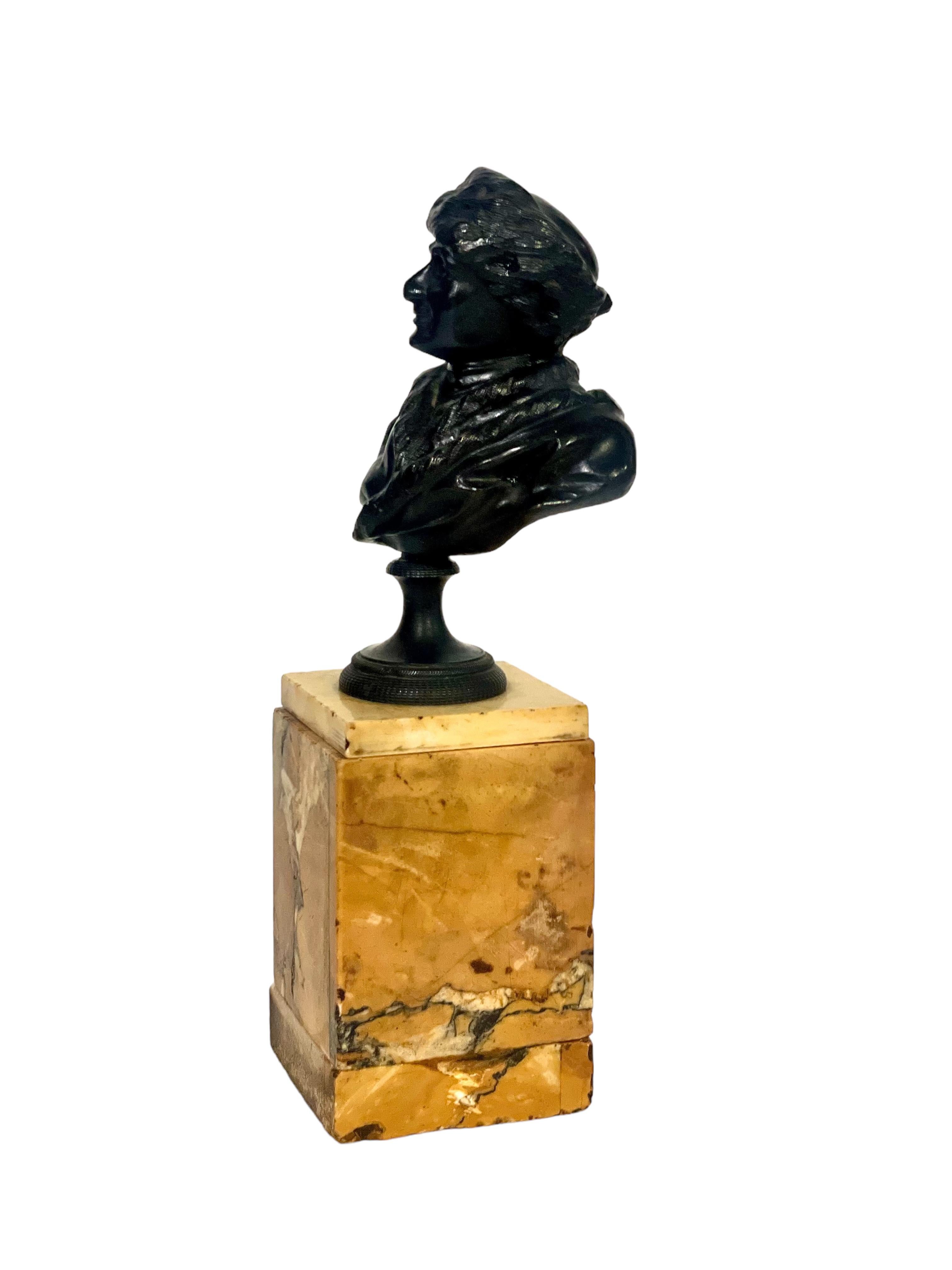 Siglo XIX Pequeño busto de bronce de Jean Jacques Rousseau sobre mármol de Siena Restauración en venta