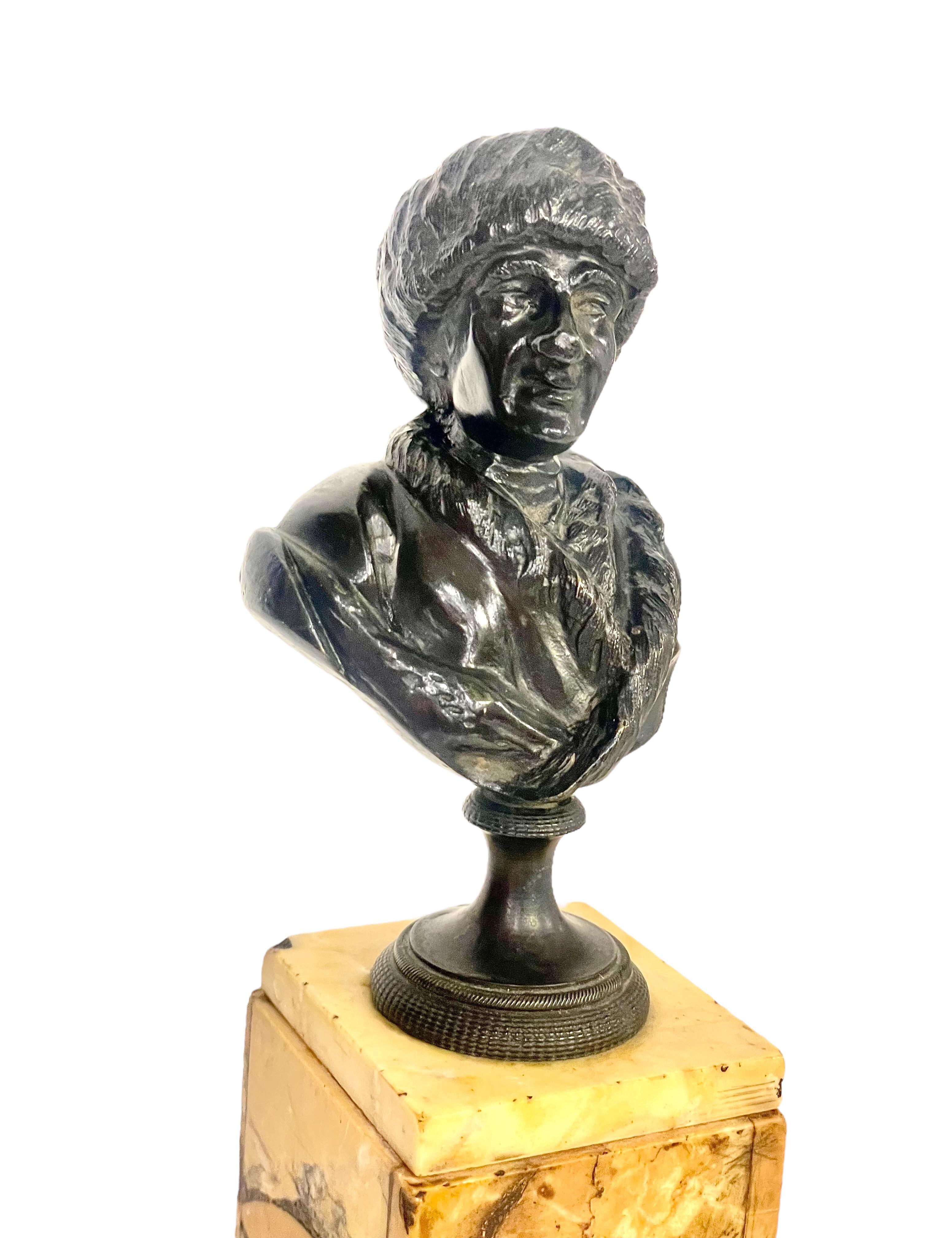 Siglo XIX Pequeño busto de bronce de Jean Jacques Rousseau sobre mármol de Siena Francés en venta
