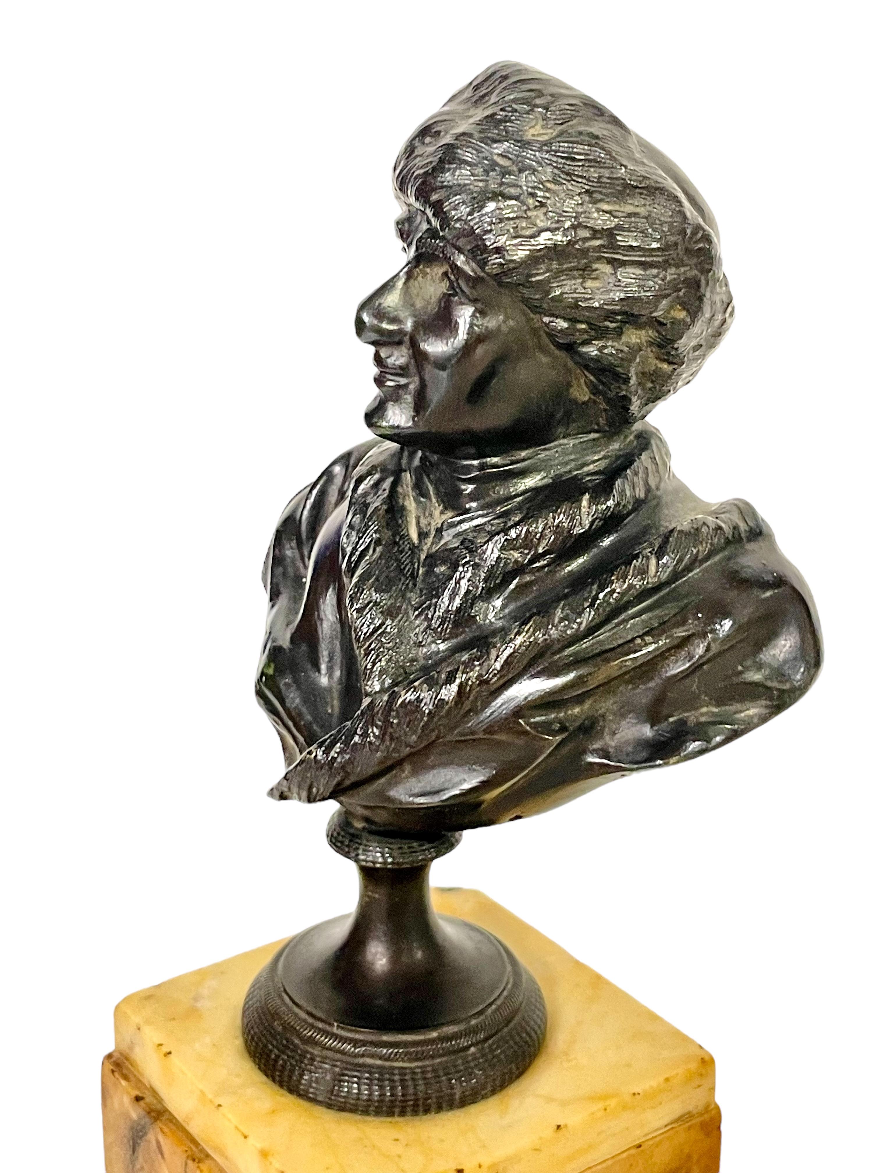 Siglo XIX Pequeño busto de bronce de Jean Jacques Rousseau sobre mármol de Siena Bronce en venta
