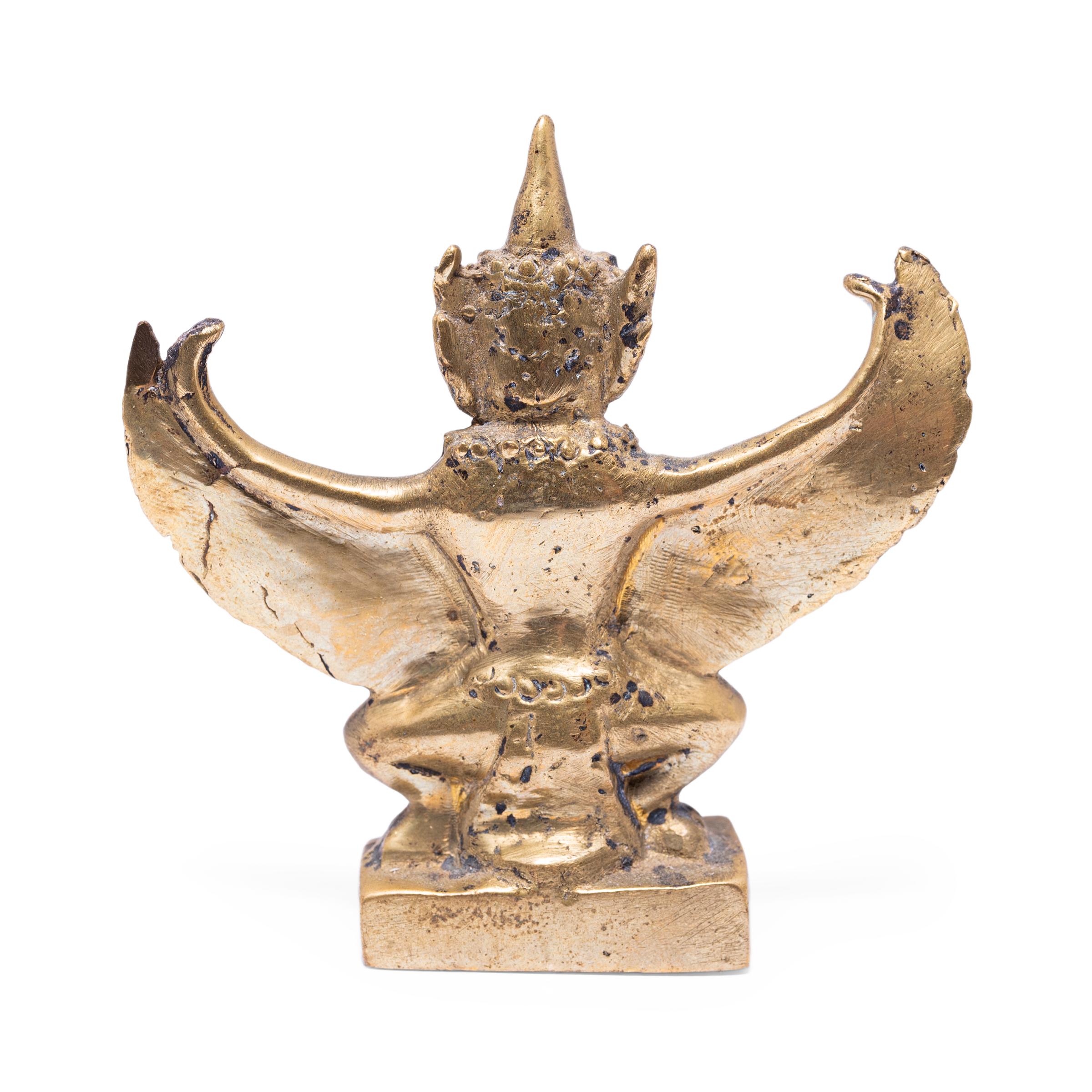 Cette petite figurine en bronze a la forme de Garuda, un demi-dieu et le roi mythique des oiseaux dans les religions hindoue et bouddhiste. Sous sa forme mi-oiseau mi-homme, Garuda est un puissant protecteur et un ennemi vigilant du serpent. Garuda