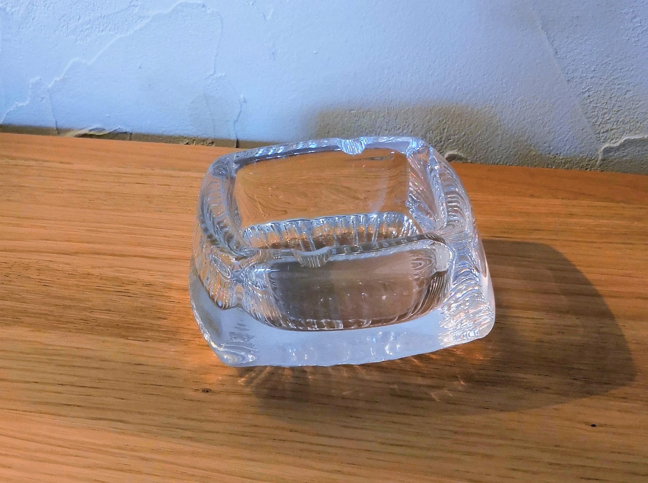 Etched crystal container or ashtray
Cristallerie Daum France Lorraine
Signed on edge
Good vintage condition
some external scratches on base
This item will ship from France
price does not include shipping and possible customs related charges.