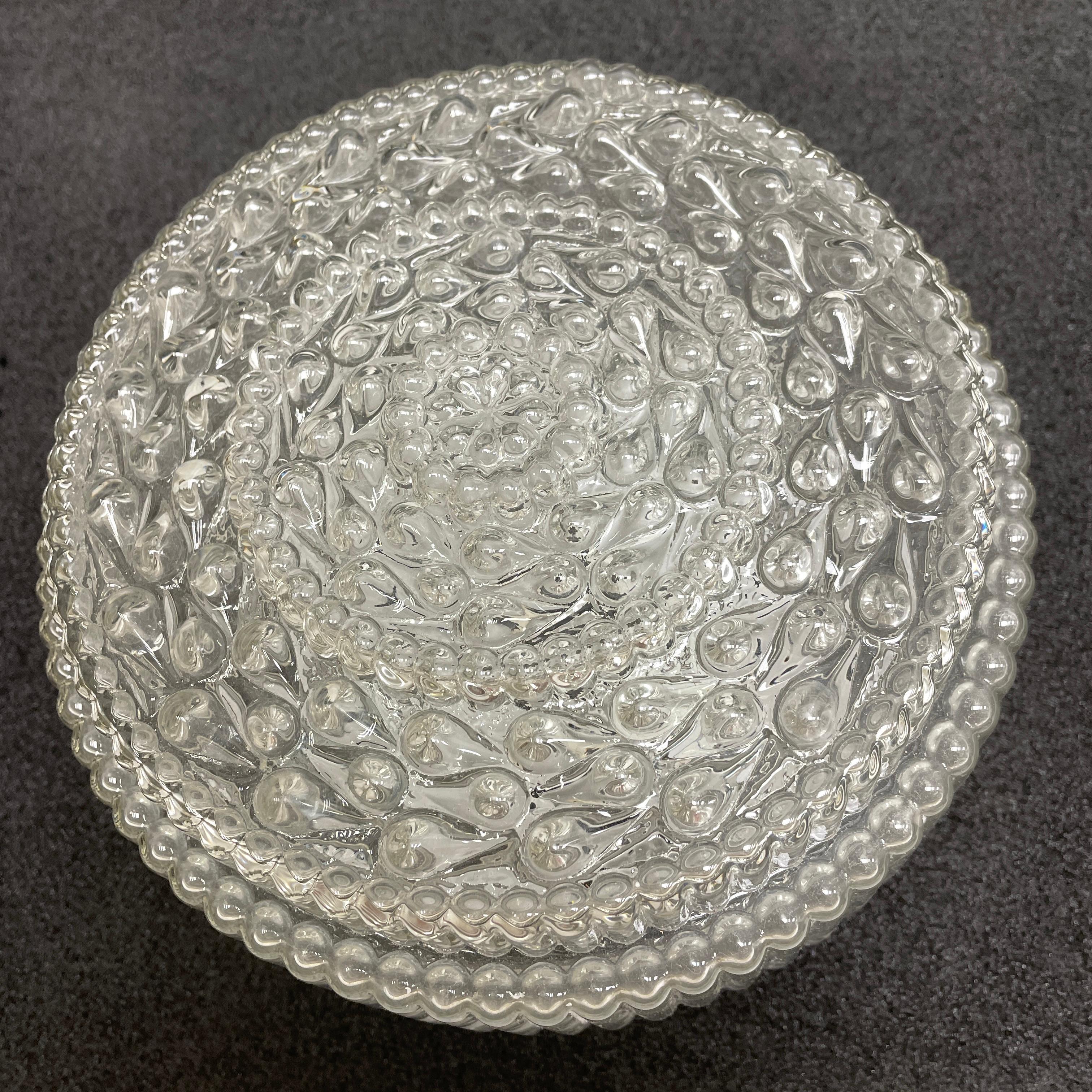 Un magnifique petit encastré de Hustadt Leuchten Allemagne. Verre épais et lourd sur un support métallique. Un peu d'oxydation sur la plaque métallique de montage, mais elle n'est pas visible lorsqu'elle est fixée au plafond. Le luminaire nécessite