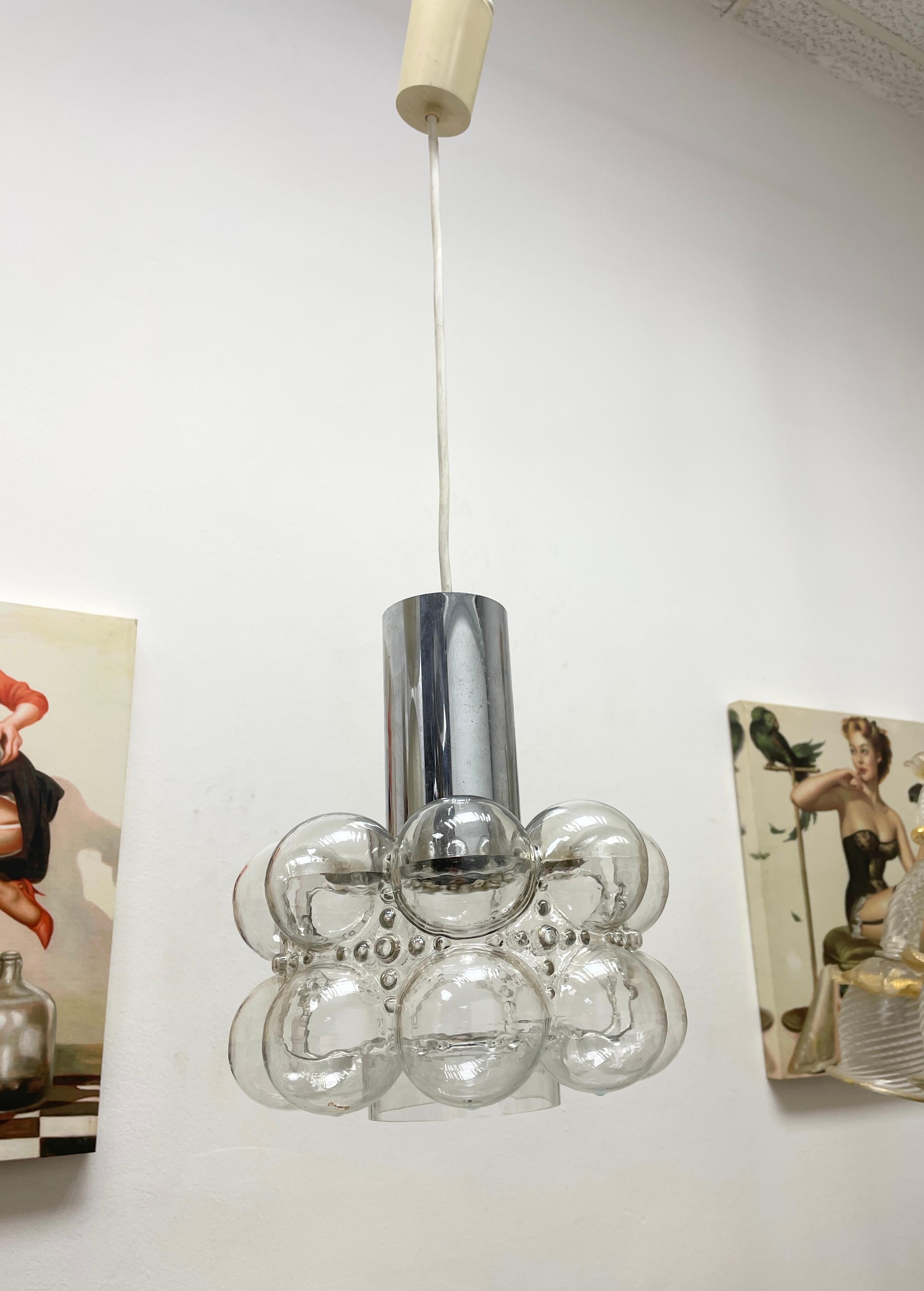 Ein zierlicher Anhänger aus Blasenglas, entworfen von Helena Tynell für Glashütte Limburg, hergestellt in Deutschland, ca. 1970er Jahre. Die Hängeleuchte benötigt eine europäische E27-Edison-Glühbirne mit bis zu 100 Watt. Eine schöne Ergänzung für