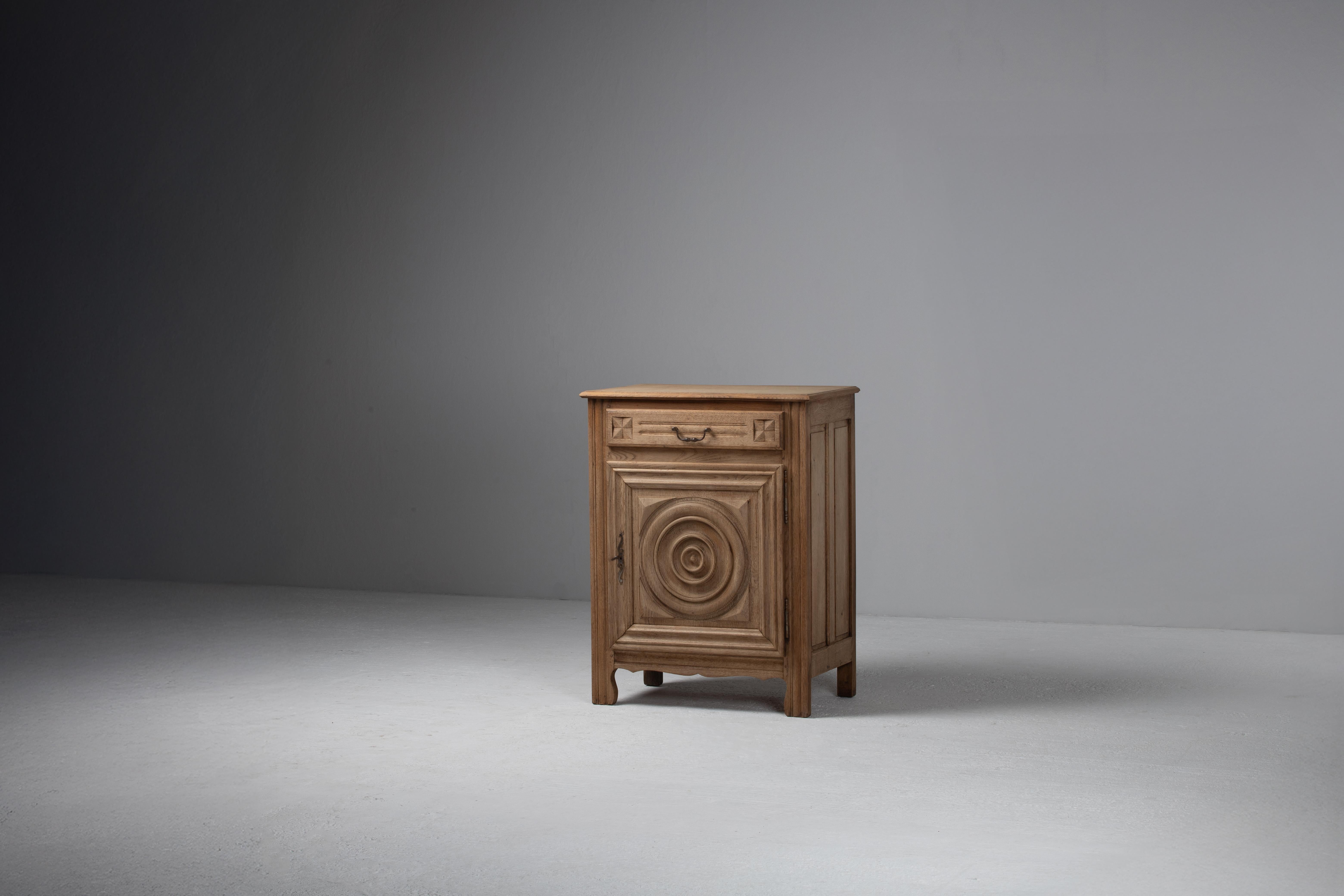 Petite Cabinet in Oak intagliato, Francia, anni '40
Dove la geometria rurale incontra la tranquilla scultura

Questo mobile francese degli anni '40 distilla l'essenza dell'artigianato di provincia in una forma modesta e architettonica. Definita da