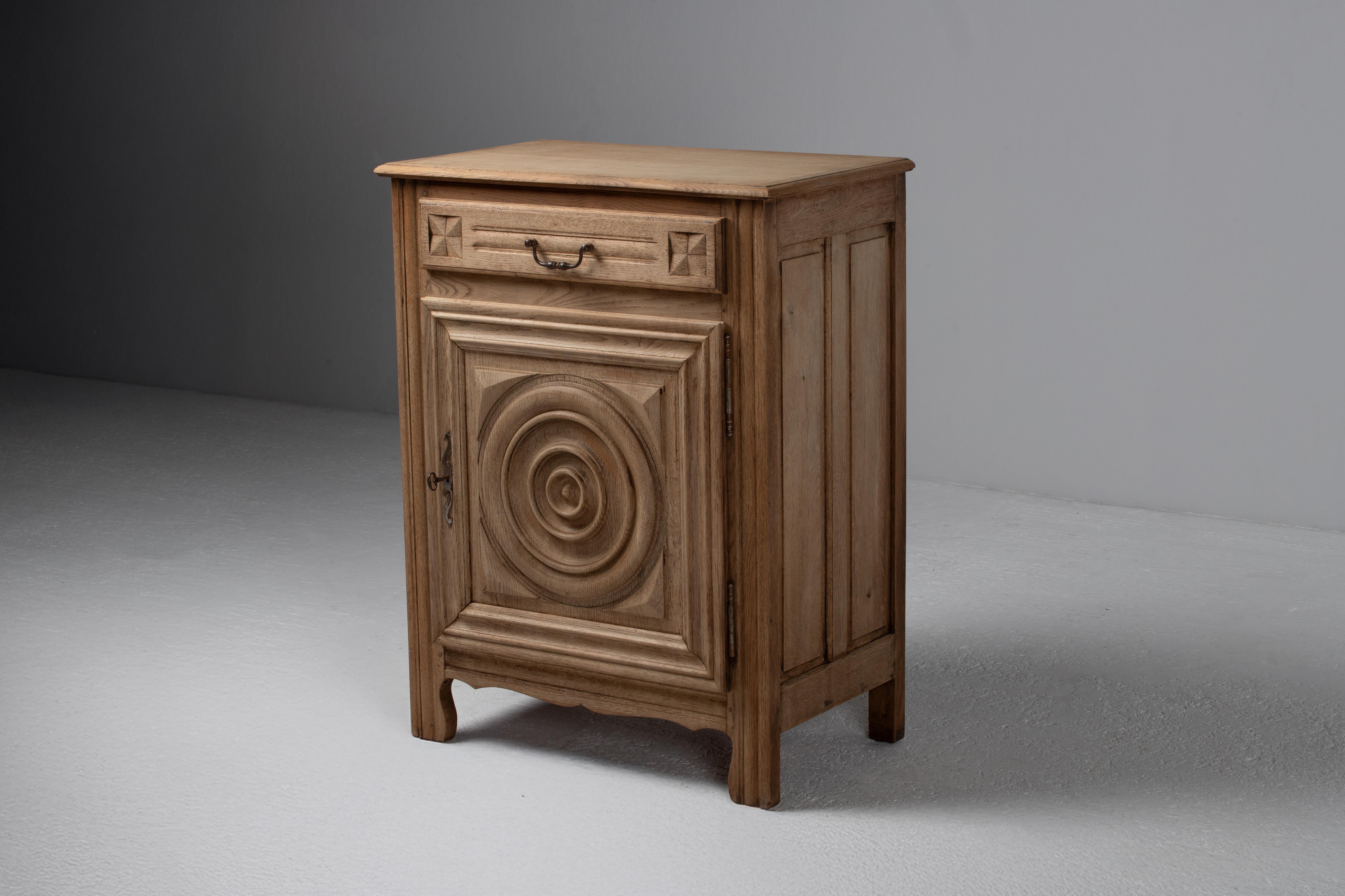 Mid-Century moderno Petite Cabinet in Oak intagliato, Francia, anni '40 in vendita