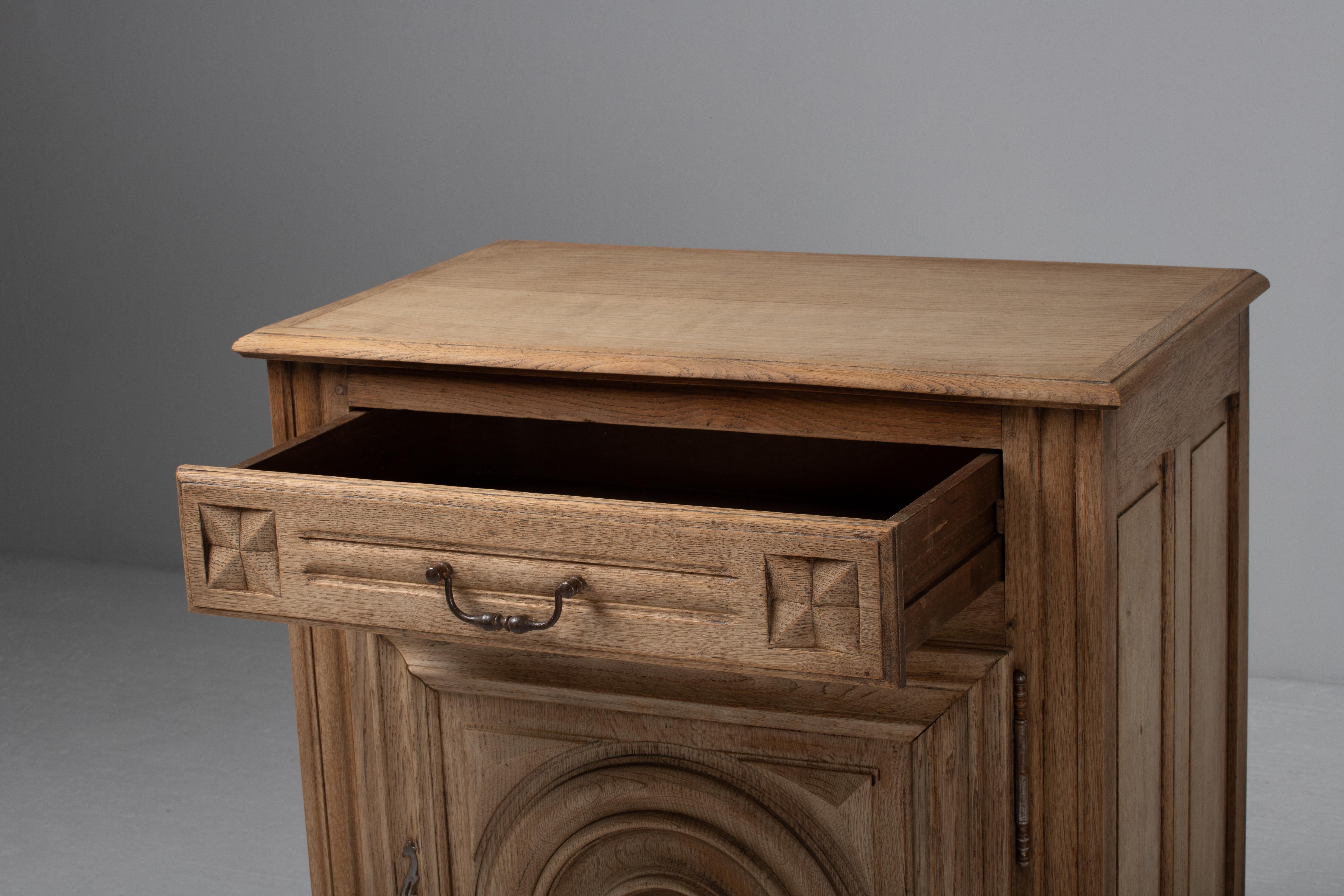 Petite Cabinet in Oak intagliato, Francia, anni '40 In condizioni buone in vendita a Kaštel Sućurac, Splitsko-dalmatinska županija