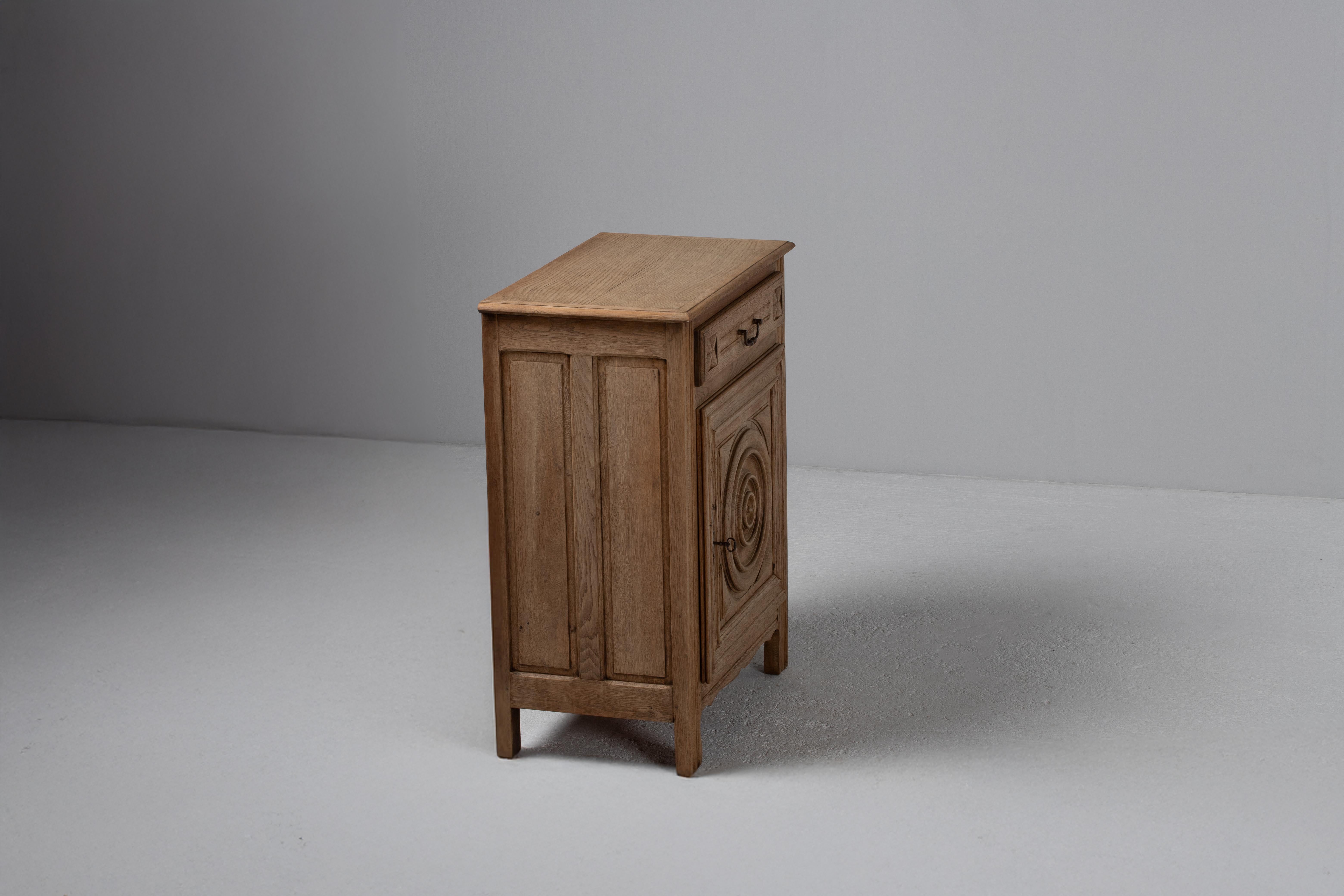 Petite Cabinet in Oak intagliato, Francia, anni '40 in vendita 2