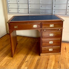 Petit bureau nautique militaire de style campagne en acajou et cuir de laiton