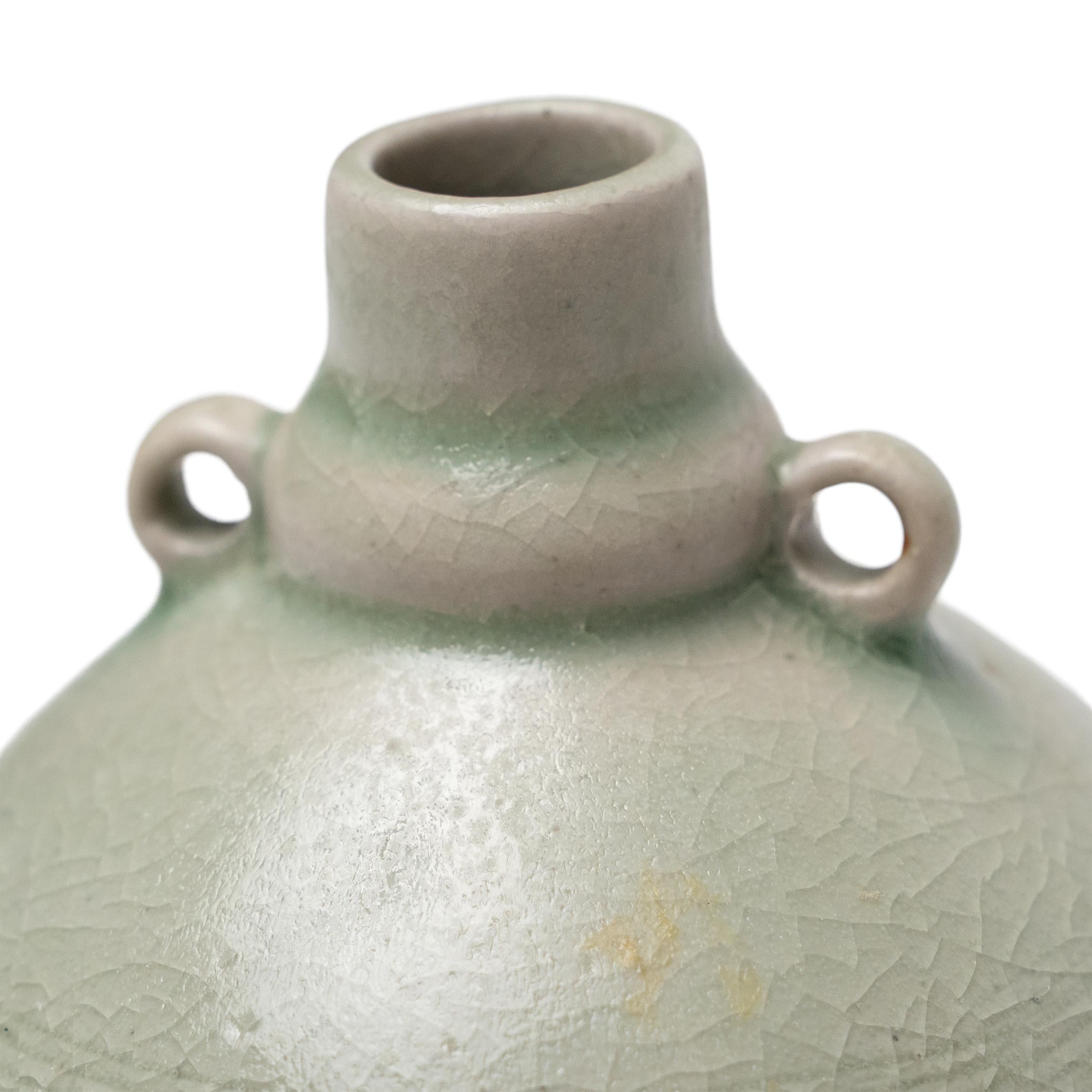 Thaïlandais Petite vase à bourgeons en céladon en vente