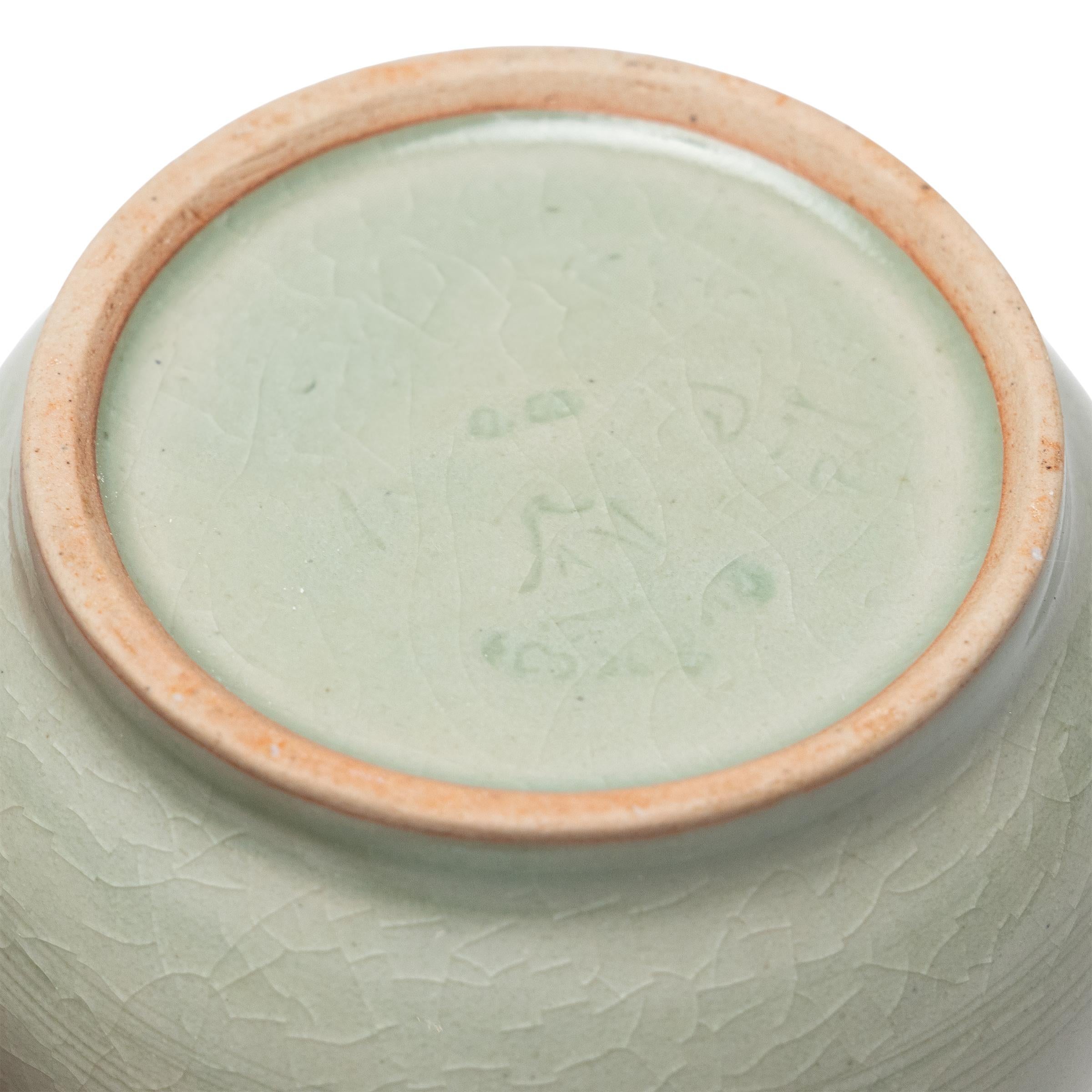 Buriné Petite vase à bourgeons en céladon en vente