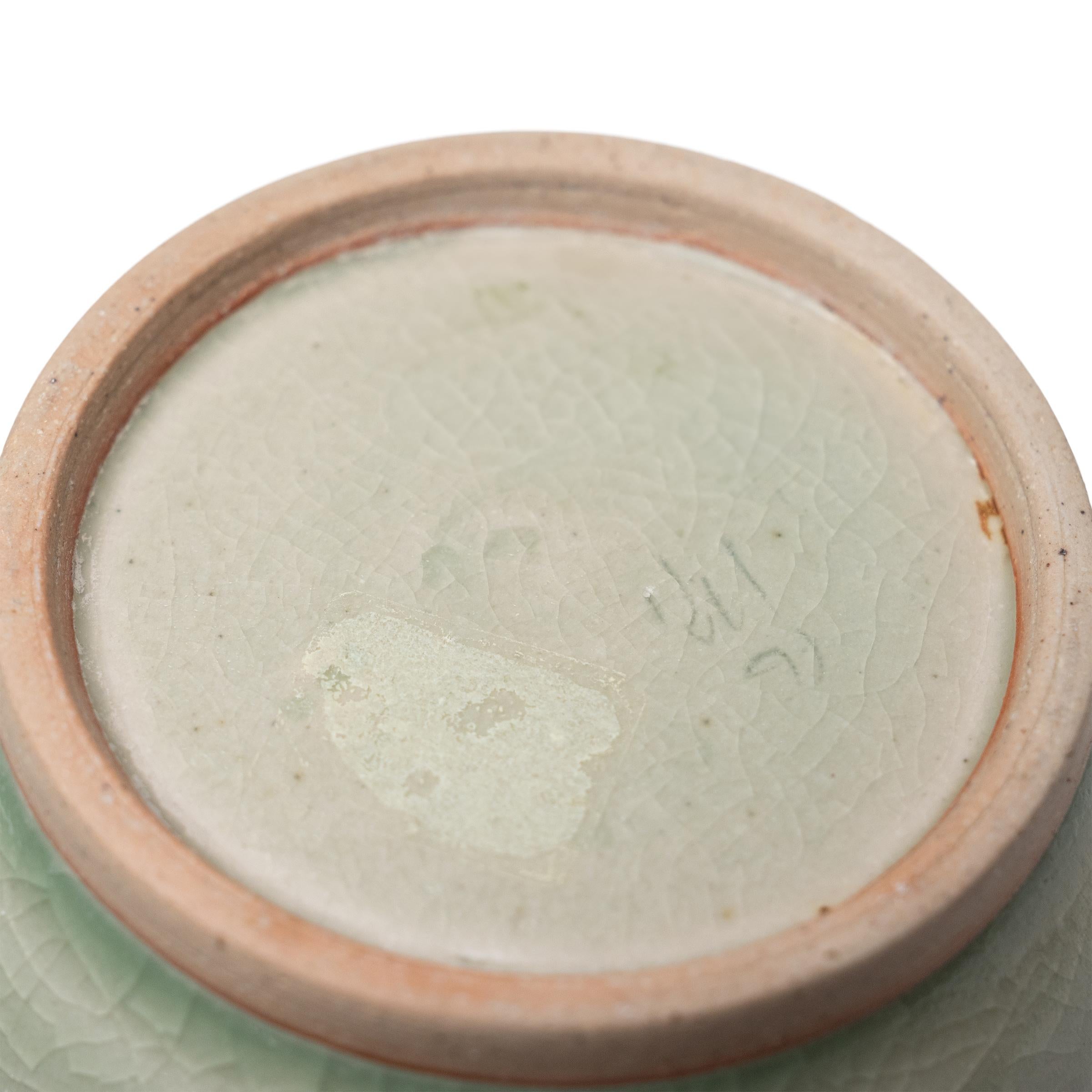 Buriné Petite vase à bourgeons en céladon en vente