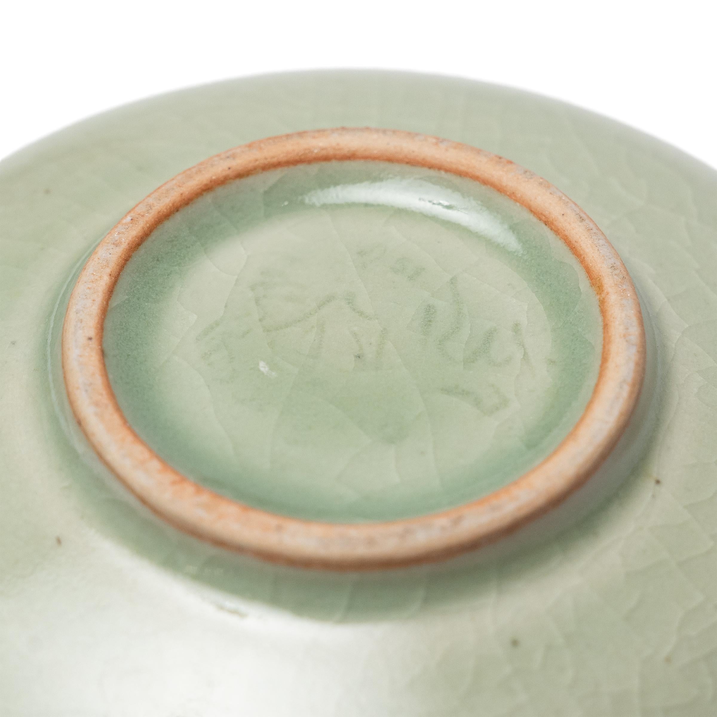 Petit pot à eau en céladon Bon état - En vente à Chicago, IL