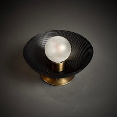 Petite applique murale Centric en maille émaillée noire et laiton par Blueprint Lighting