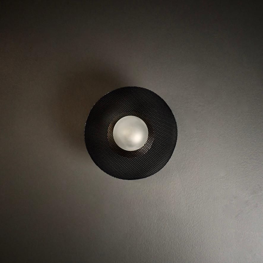 Aplique de pared Petite Centric de malla esmaltada negra y latón by Blueprint Lighting Moderno de mediados de siglo en venta