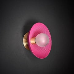 Aplique de pared Petite Centric de malla esmaltada fucsia y latón by Blueprint Lighting