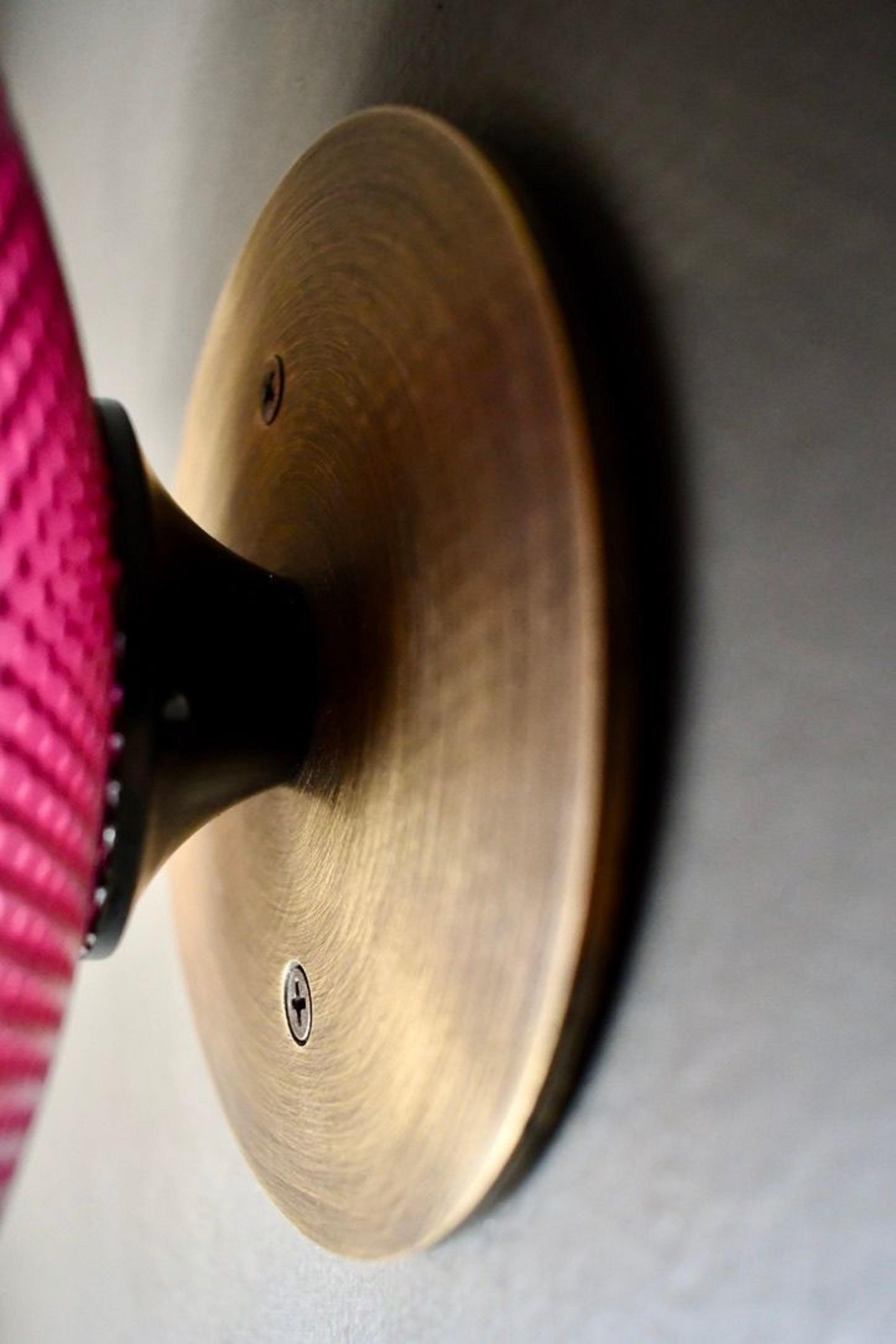 Mid-Century moderno Petite Centric Applique in maglia smaltata Fuschia e ottone di Blueprint Lighting in vendita