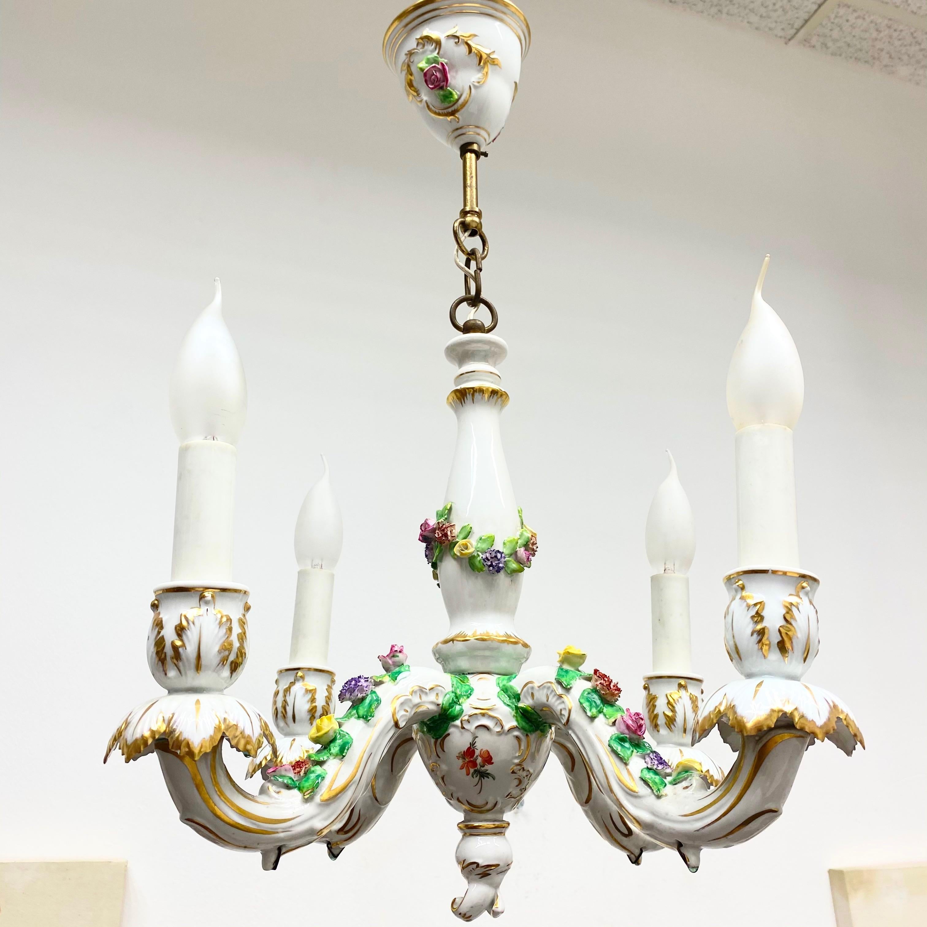 Petite Chandelier Hand Painted and Gilded Porcelain, circa 1940 For Sale 1