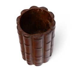 Piccolo vaso cinese con pennello in bambù, 1900 ca.