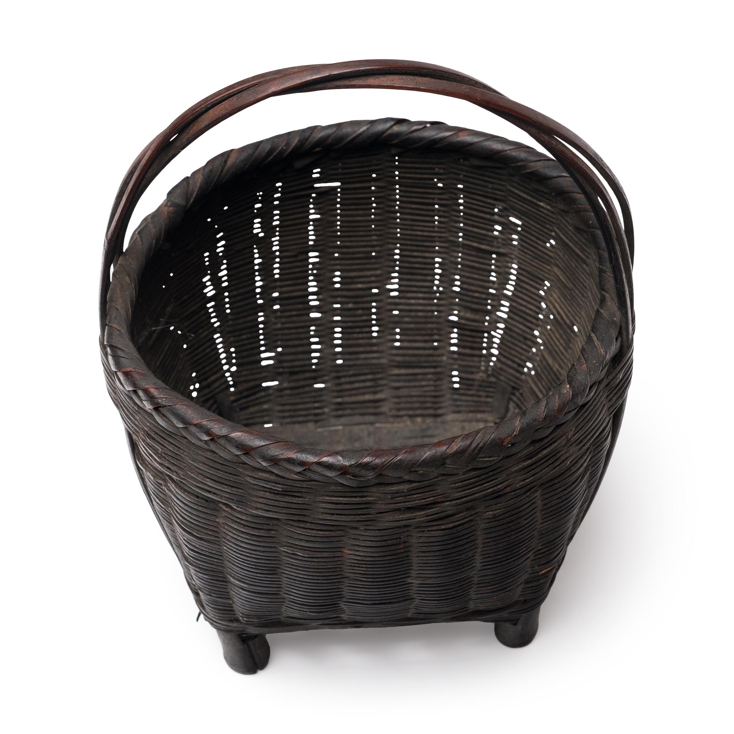 Pequeña cesta china de flores de bambú, c. 1940 Rústico en venta