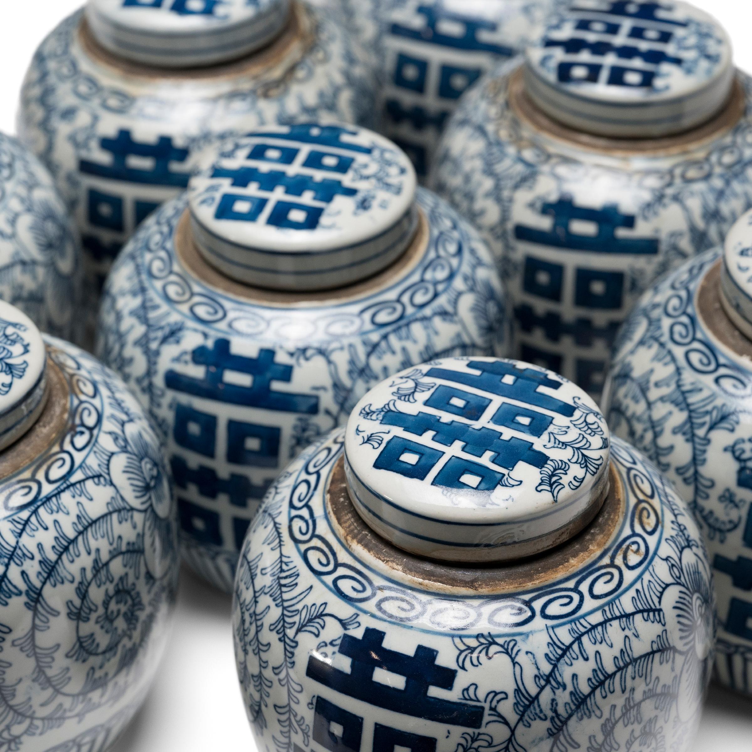 XXIe siècle et contemporain Petite jarre chinoise double bonheur bleue et blanche en vente