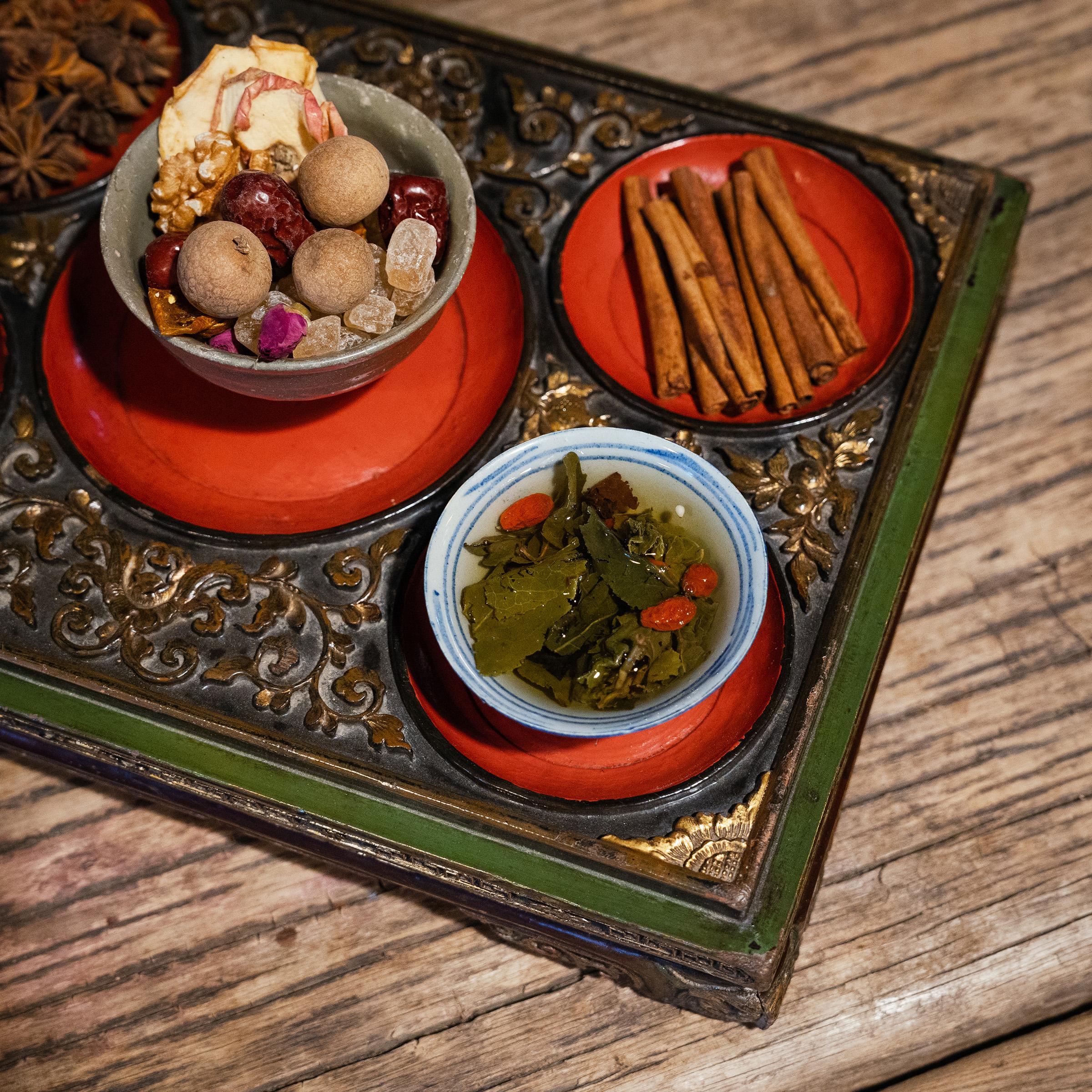 Zierliche chinesische blau-weiße Teetasse, um 1900 (Glasiert) im Angebot