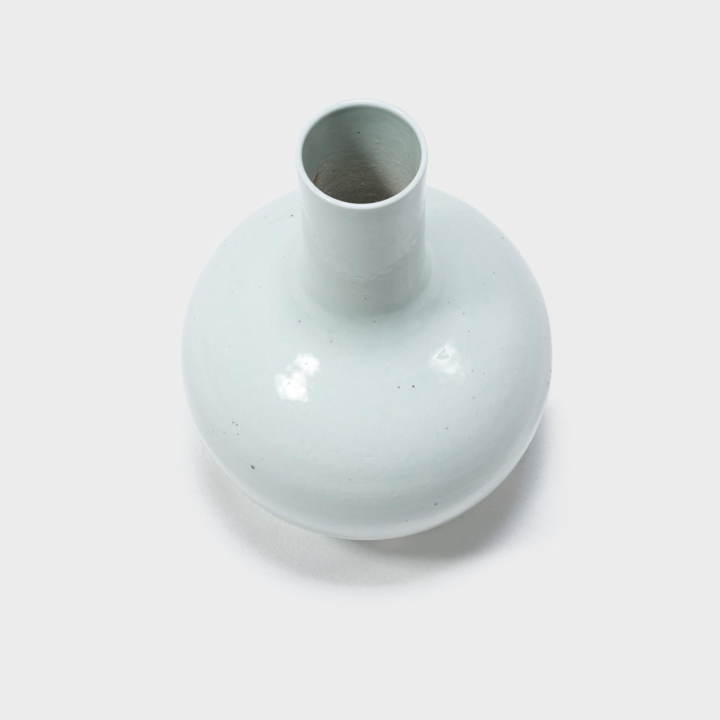Petite Chinese Cloud Gooseneck Vase In Good Condition In Chicago, IL
