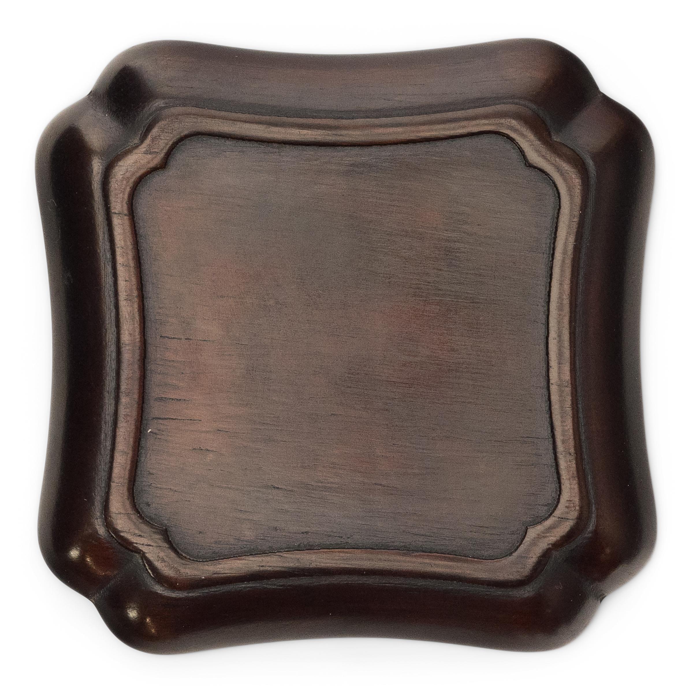 Questo piccolo vassoio in legno duro della tarda dinastia Qing riflette il gusto dei letterati per i materiali pregiati e le proporzioni equilibrate. Il piccolo vassoio ha una forma a quatrefoglio, intagliato a mano da un unico pezzo di legno con