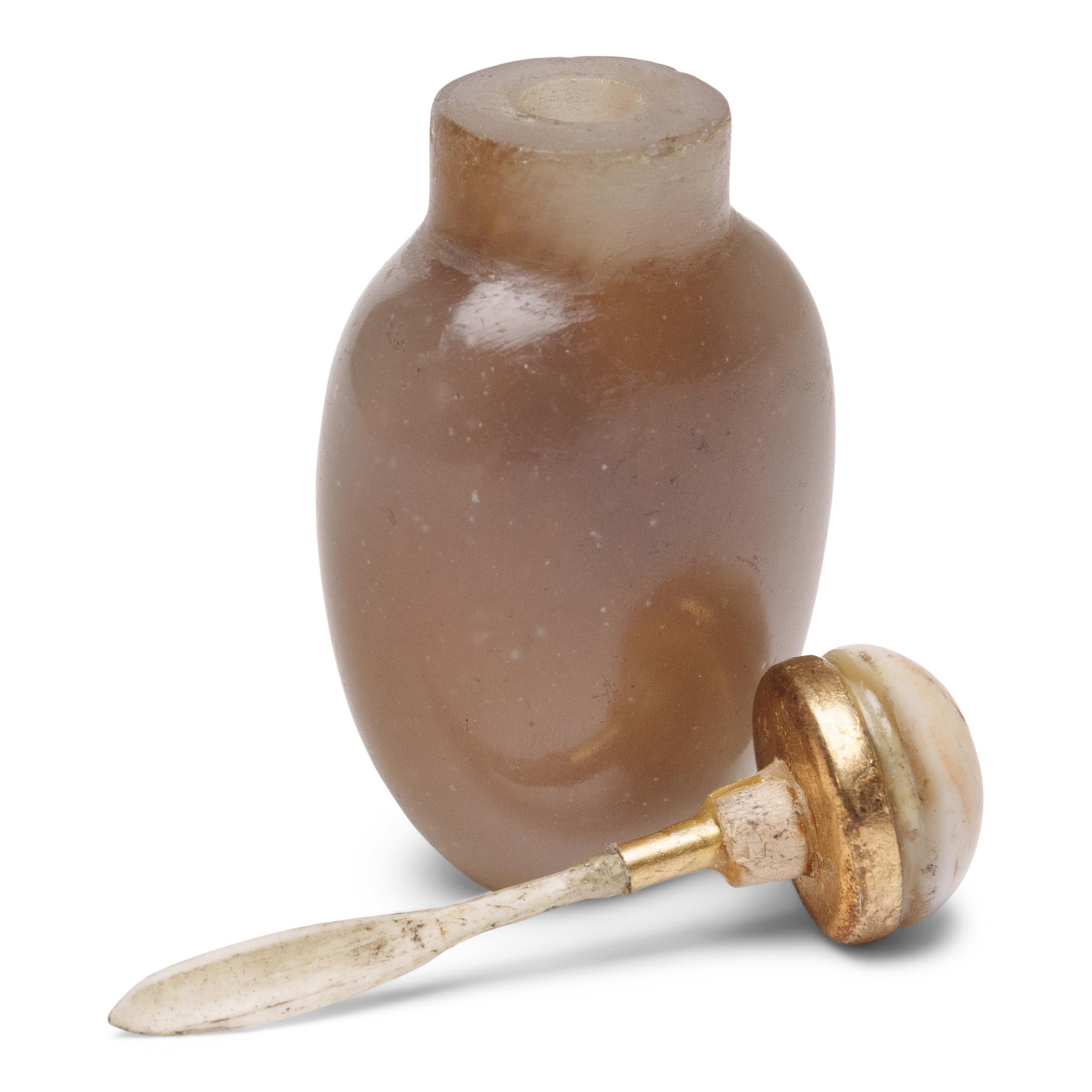 Qing Petite bouteille à priser chinoise en agate pâle, c. 1900 en vente