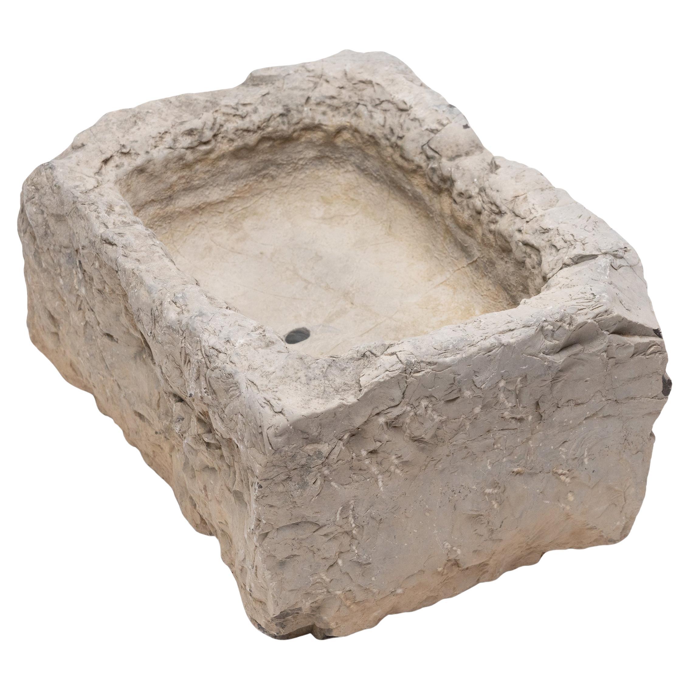 Petite auge d'eau chinoise en pierre, vers 1850