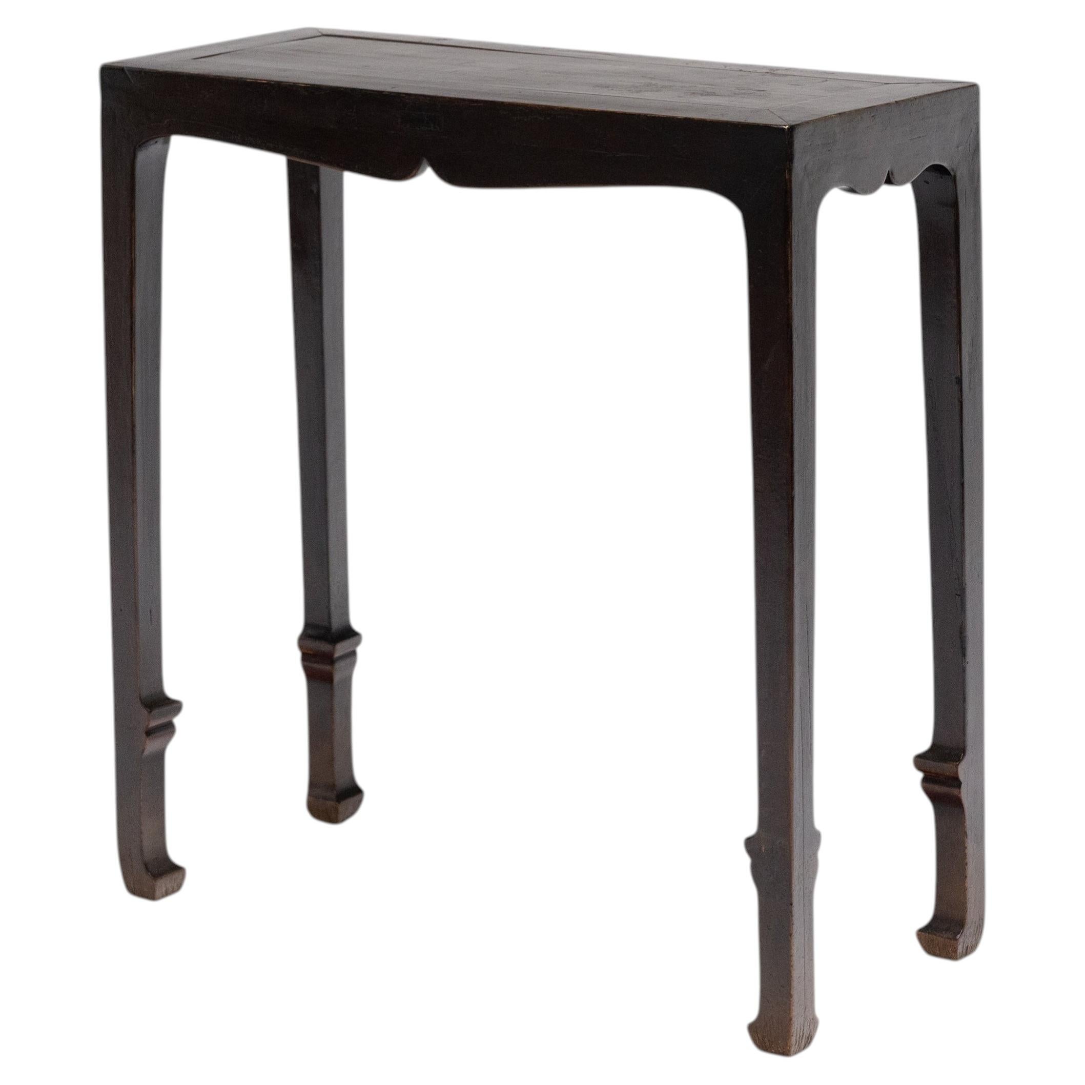 Petite table chinoise à pieds en forme d'épée, XIXe siècle