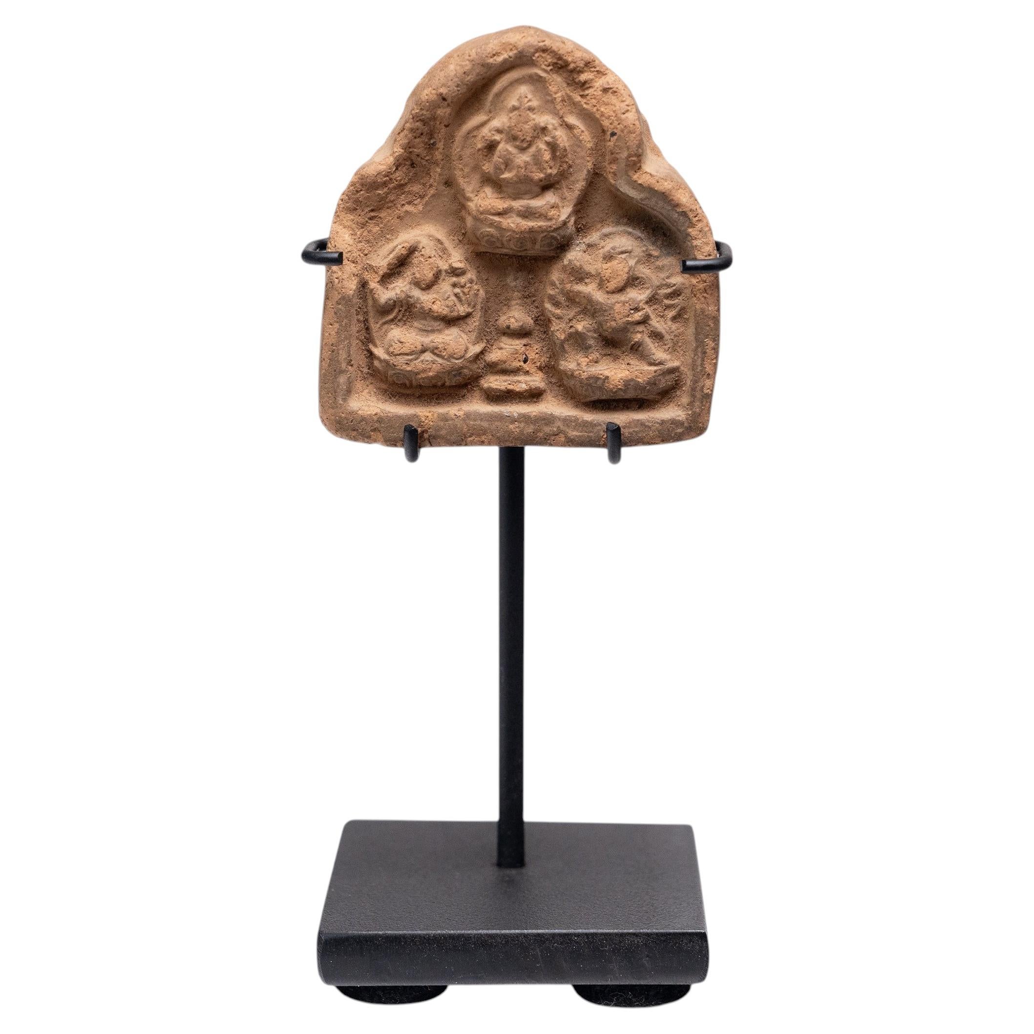 Kleines chinesisches Terrakotta-Tsatsa-Amulett um 1850 im Angebot