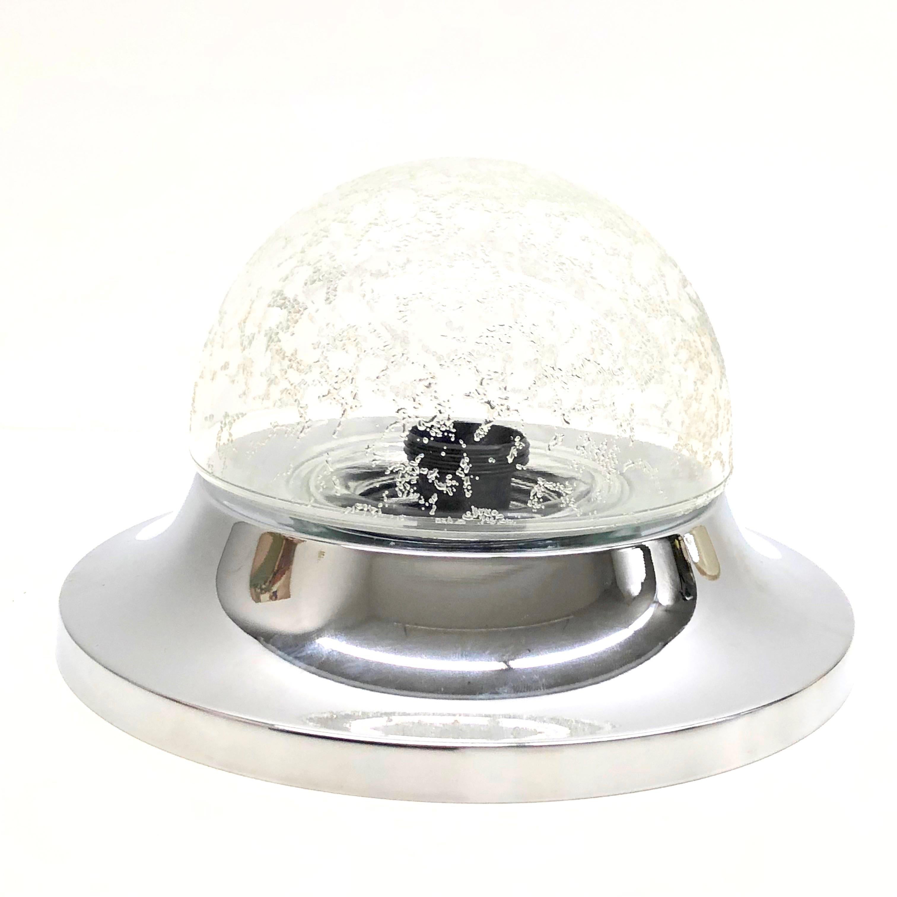 Un magnifique support de chasse en métal chromé trouvé dans une vente de succession en Autriche. Bel abat-jour en verre clair avec de nombreux motifs en cristal de glace à l'extérieur. Le montage encastré nécessite une ampoule européenne E27 Edison,