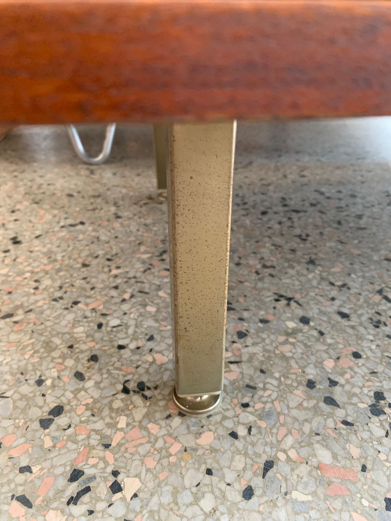 Pequeña Credenza Clásica Knoll en Nogal y Crema Ca' 1950's en Bueno estado para la venta en St.Petersburg, FL