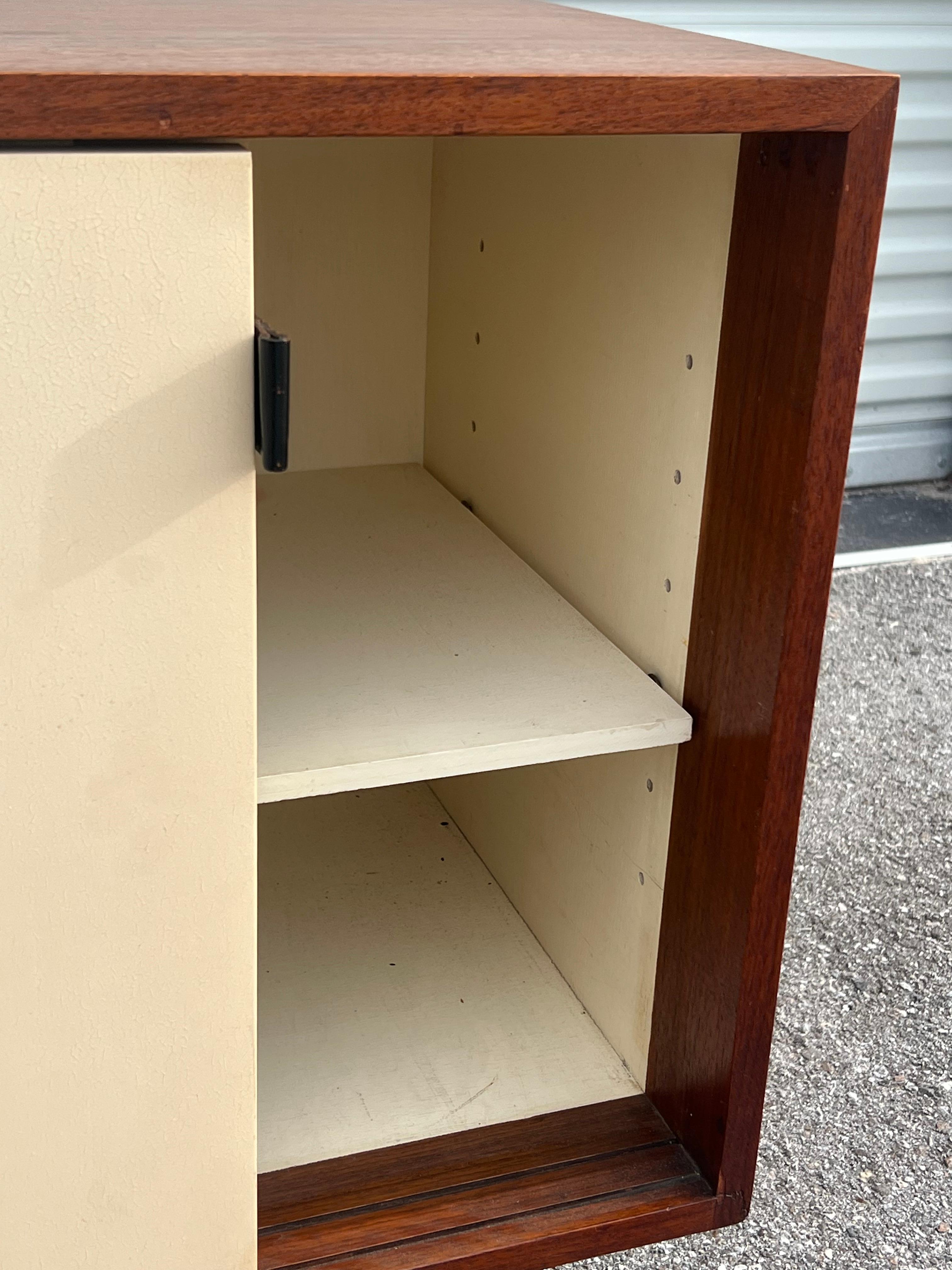 Pequeña Credenza Clásica Knoll en Nogal y Crema Ca' 1950's en venta 5