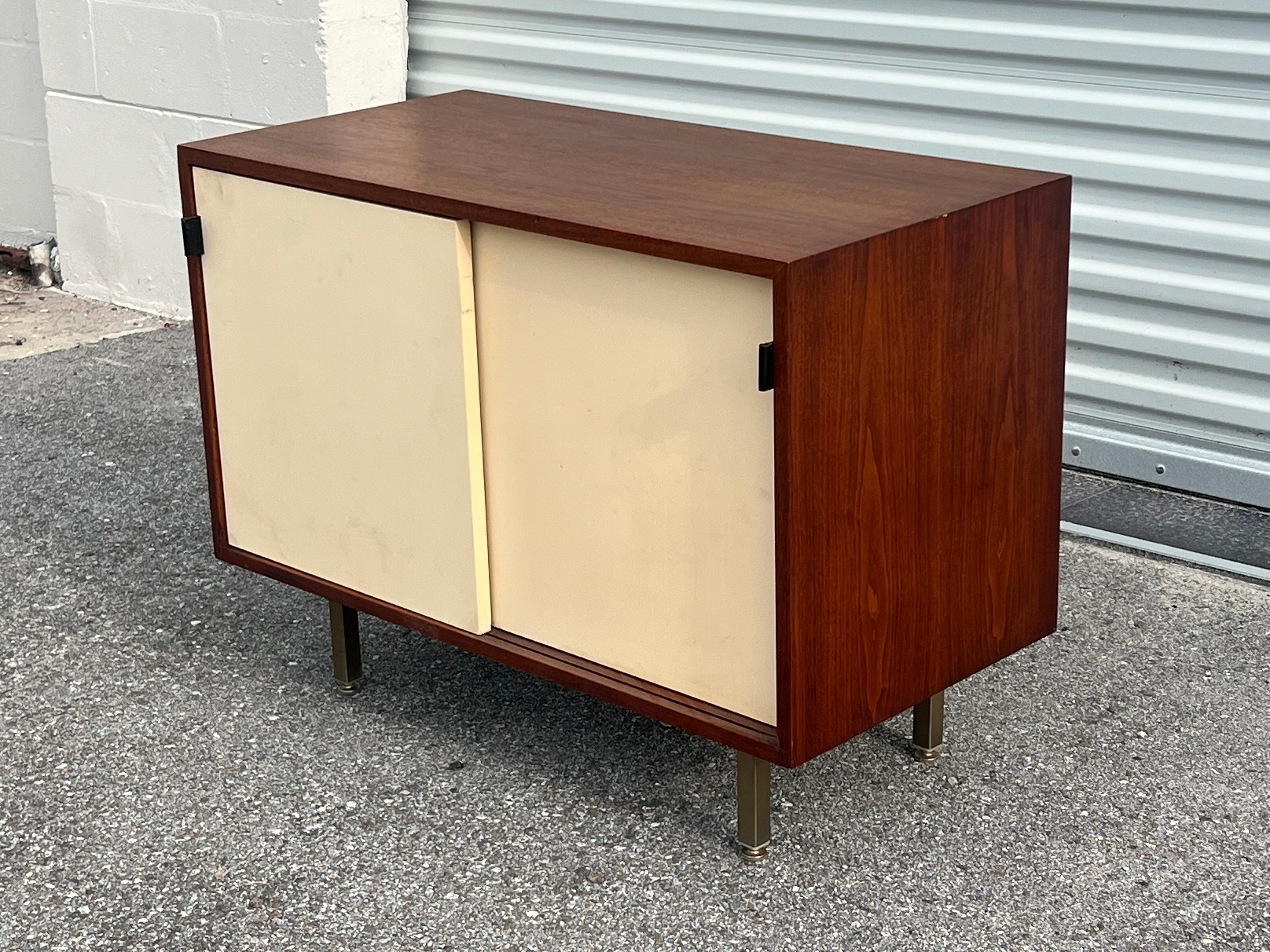 Un aparador clásico Florence Knoll para Knoll de tamaño pequeño (36